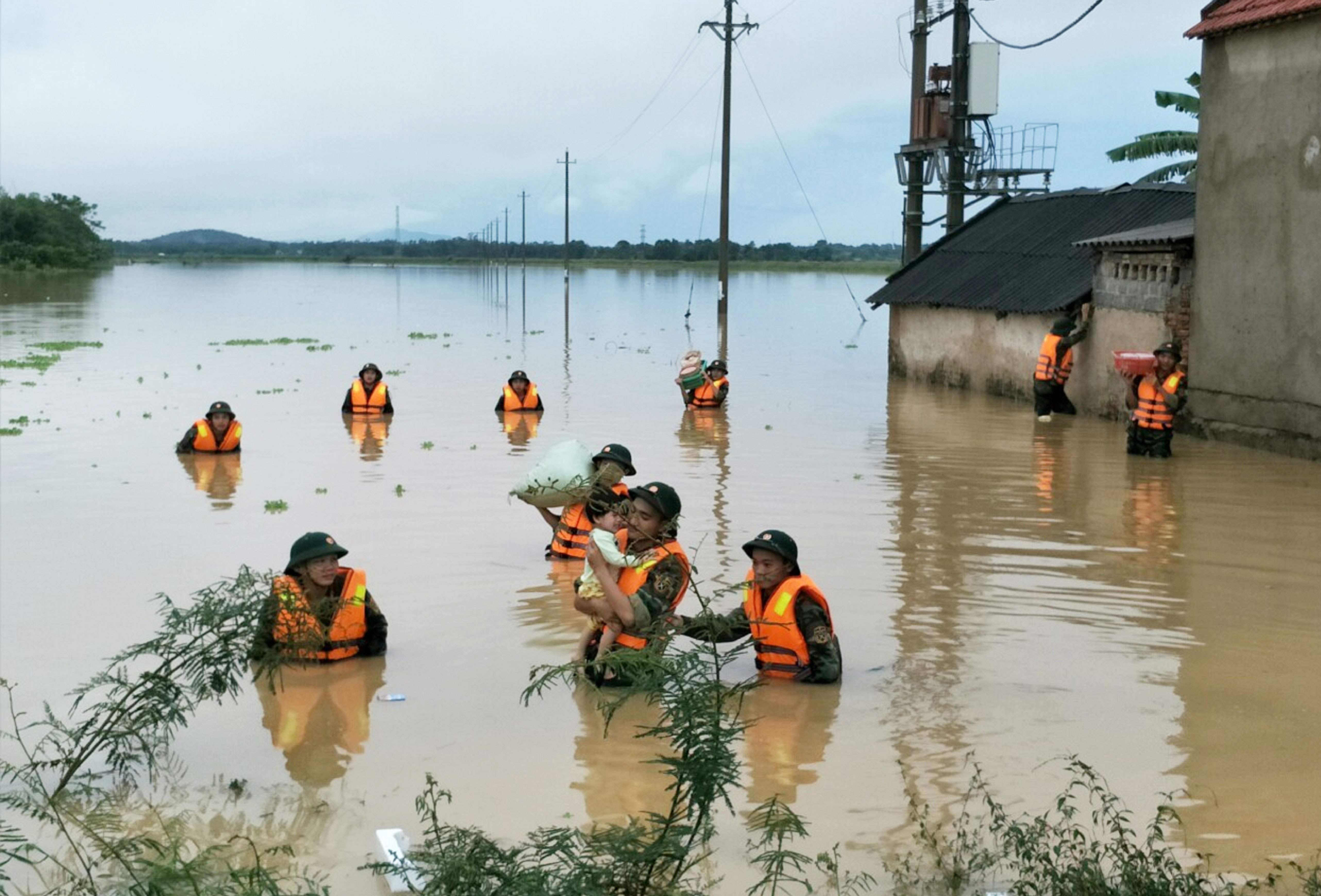 Cán bộ, chiến sĩ Trung đoàn 3 cứu người và tài sản cho bà con nhân dân huyện Triệu Sơn (Thanh Hóa) trong trận lụt lịch sử năm ngoái. Ảnh: Tường Hiếu