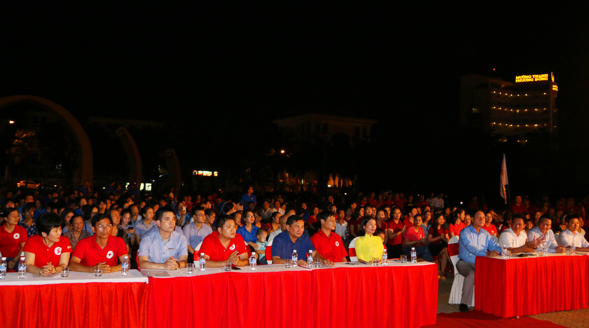 Đông đảo các đại biểu TW, tỉnh và thành phố Vinh dự khai mạc Chương trình Hành trình đỏ - Giọt hồng xứ Nghệ