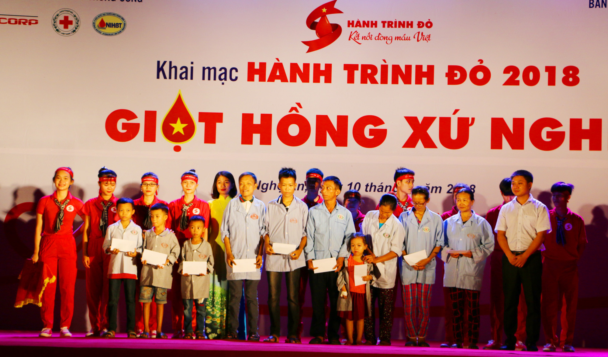 Ban tổ chức Chương trình Hành trình đỏ - Giọt hồng xứ Nghệ trao 10 suất quà cho 10 bệnh nhân bệnh máu có hoàn cảnh khó khăn tại Nghệ An. Ảnh: Nguyễn Hải