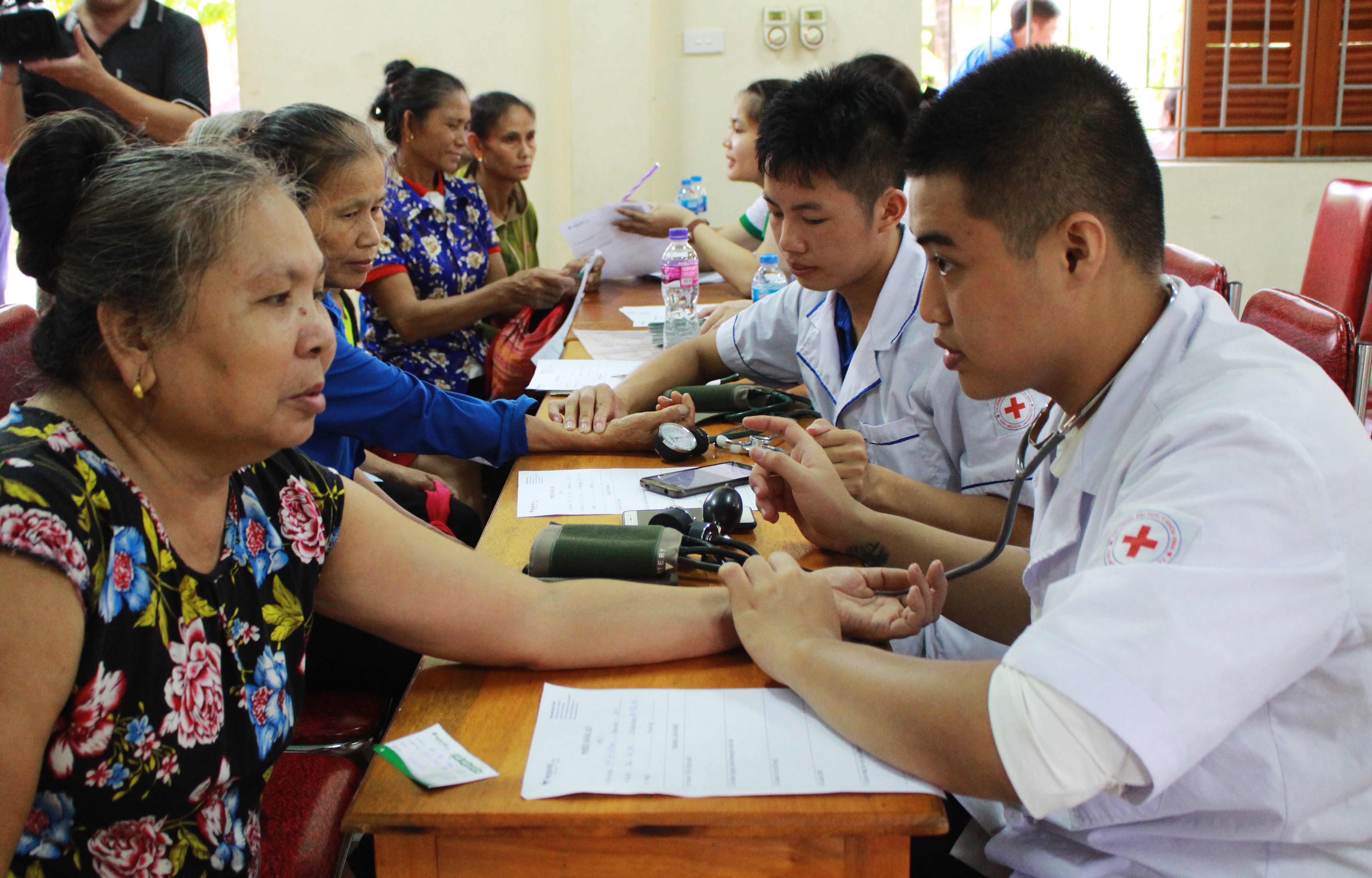 Người cao tuổi xã Lục Dạ (Con Cuông) được các bác sỹ khám, tư vấn sức khỏe. Ảnh: Phương Thúy