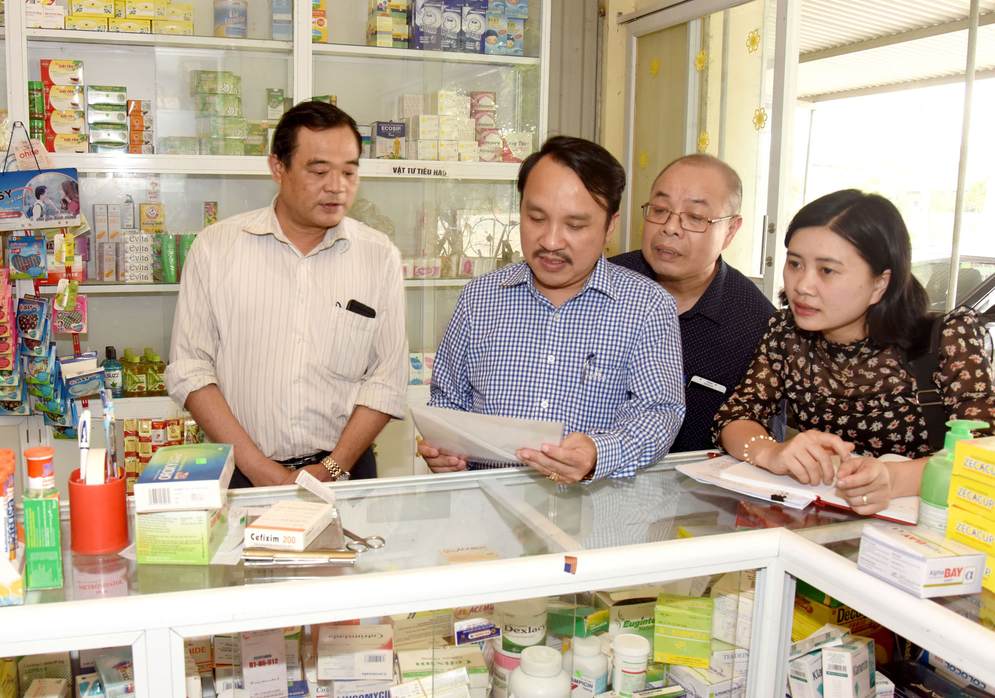 Đoàn kiểm tra của Sở Y tế kiểm tra tại cơ sở y dược không phép ở huyện Hưng Nguyên. Ảnh: Thành Chung