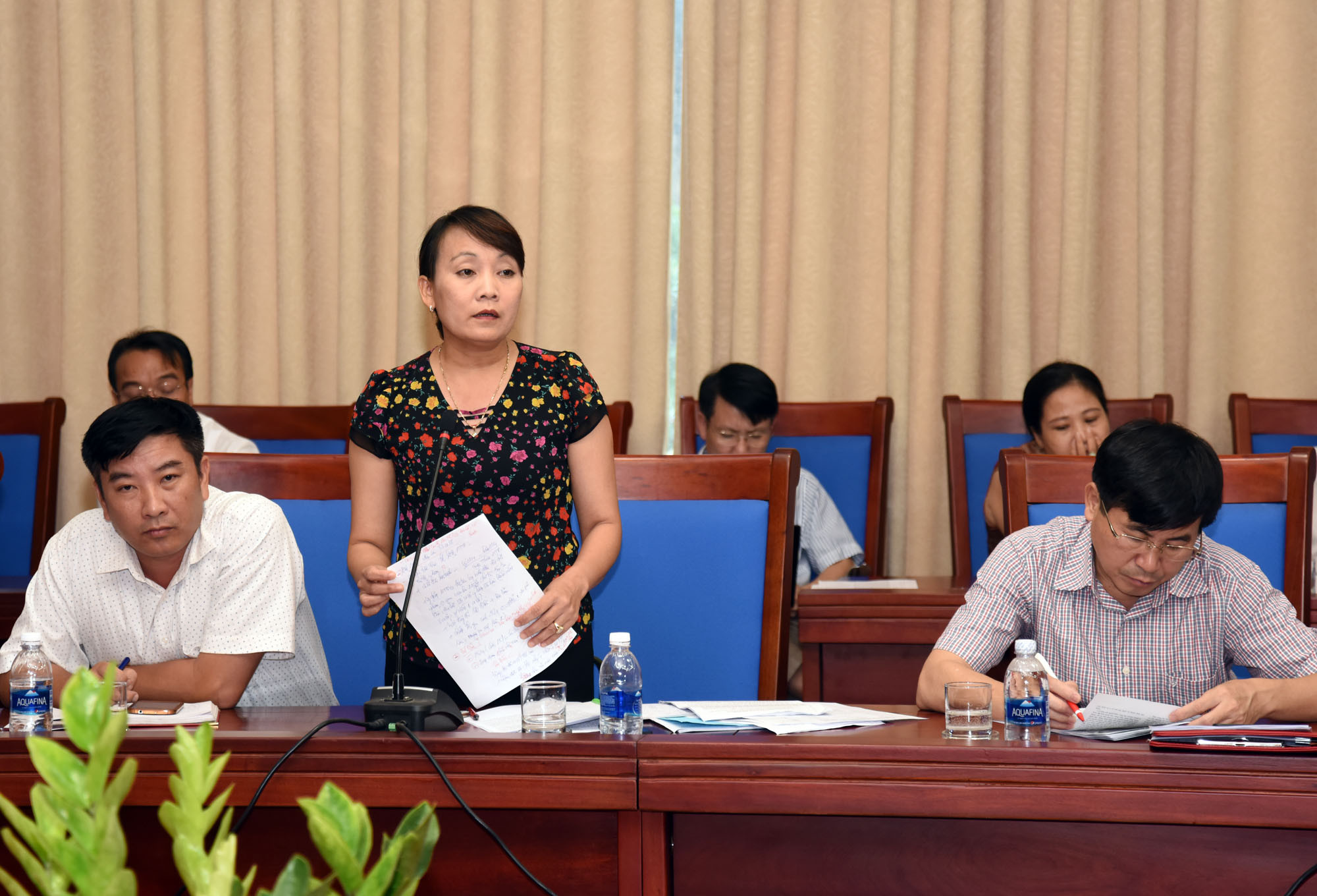 Lãnh đạo UBND huyện Nghi Lộc chia sẻ những kinh nghiệm trong việc đóng của các cơ sở không phép. Ảnh: Thành Chung