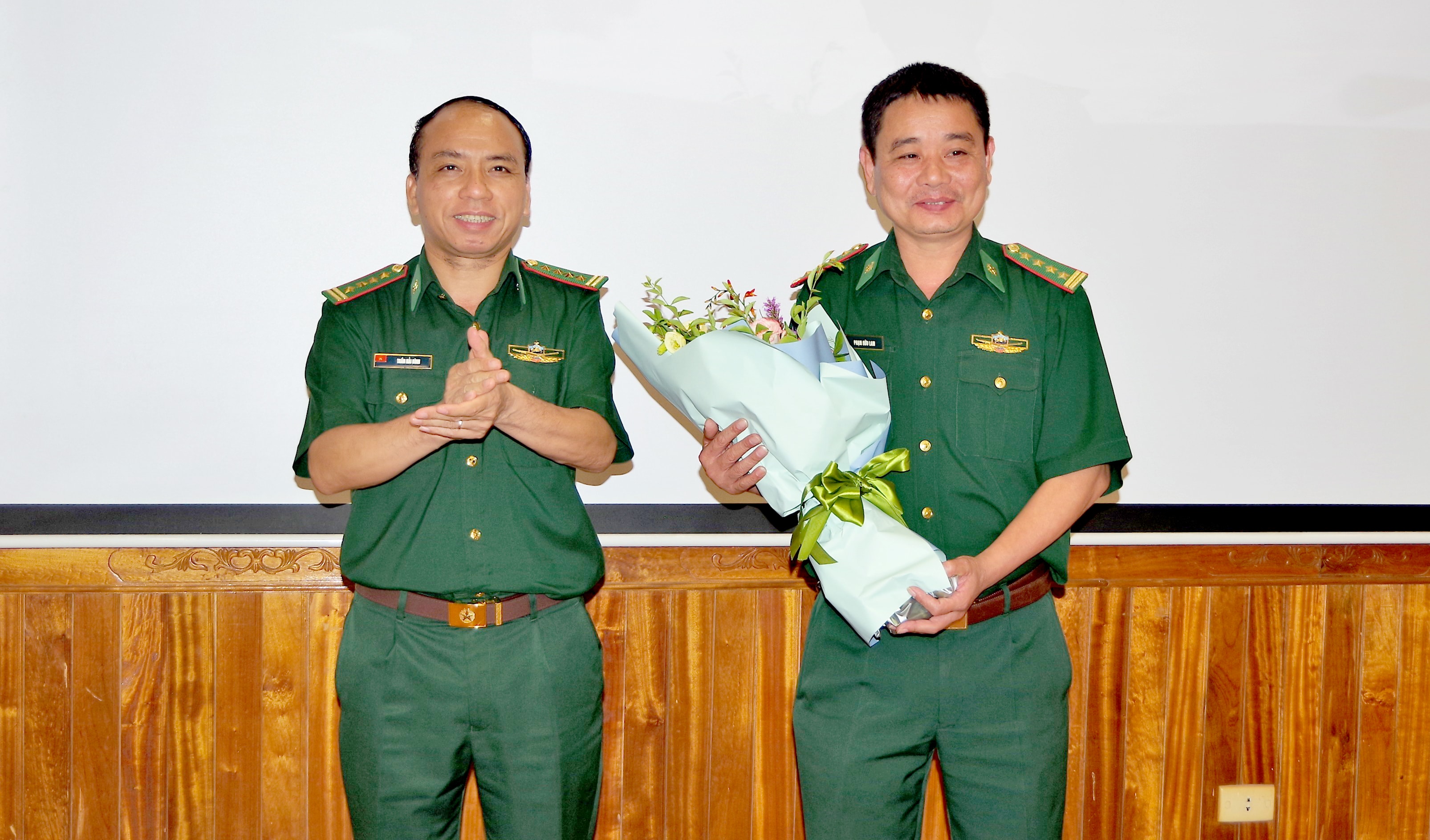 Đại tá Trần Hải Bình, Ủy viên Ban chấp hành Đảng bộ tỉnh, Chỉ huy trưởng BĐBP Nghệ An tặng hoa chúc mừng Đại tá Phạm Hữu Lam, Trưởng phòng Trinh sát. 