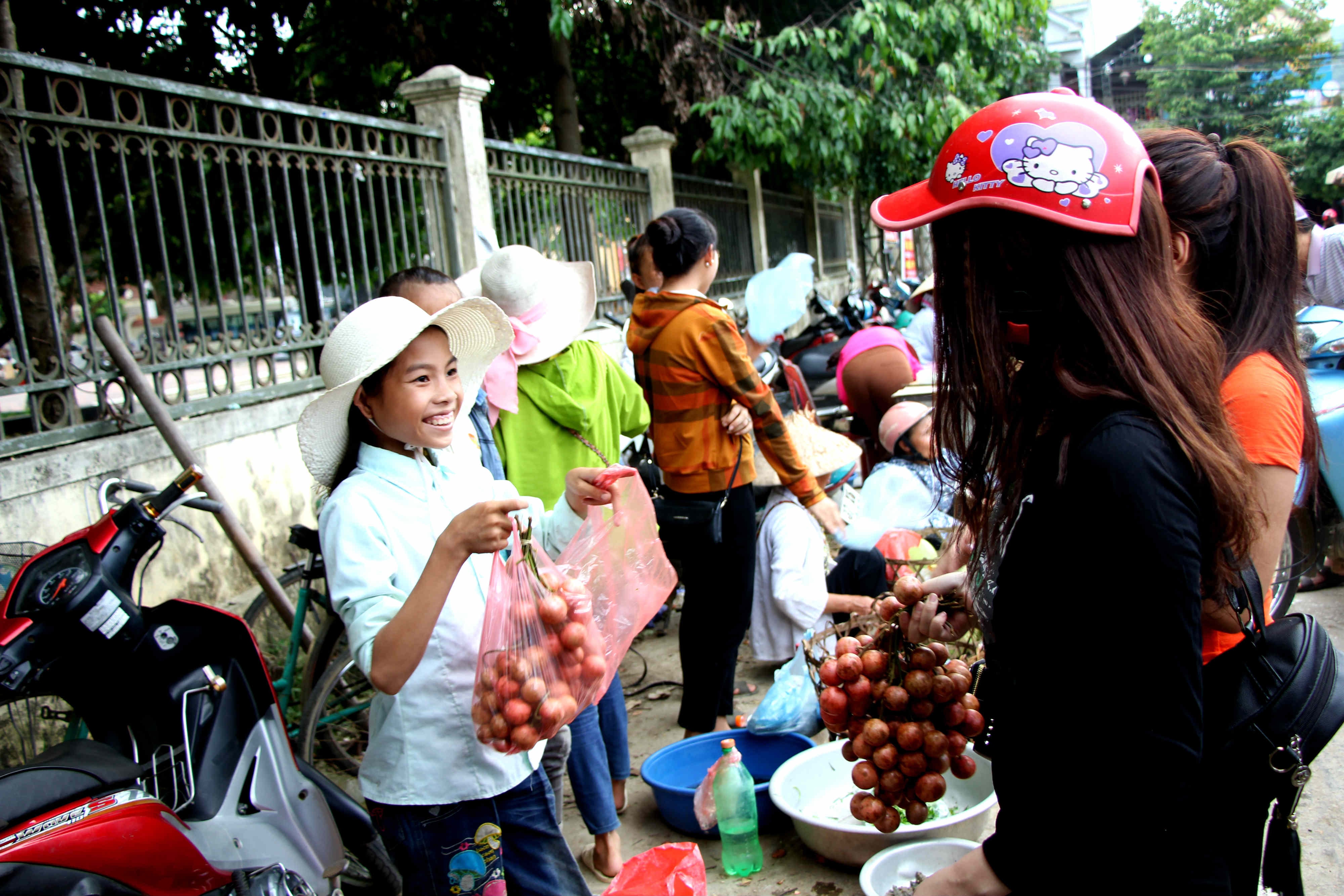 Những chùm dâu da rừng được khách chọn mua. Ảnh: Hùng Cường