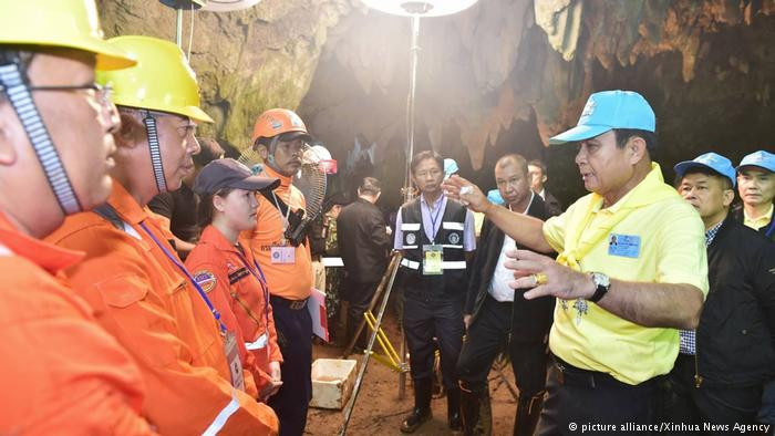 Thủ tướng Thái Lan Prayuth Chan-ocha cảm ơn các chuyên gia quốc tế hỗ trợ tìm kiếm đội bóng thiếu niên. Ảnh: pa/THX