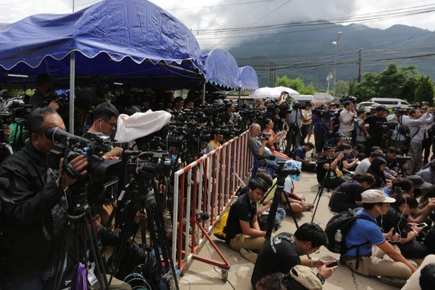 Truyền thông tập trung tại buổi họp báo của điều phối viên chiến dịch giải cứu Narongsak Osottanakorn. Ảnh: Bangkokpost
