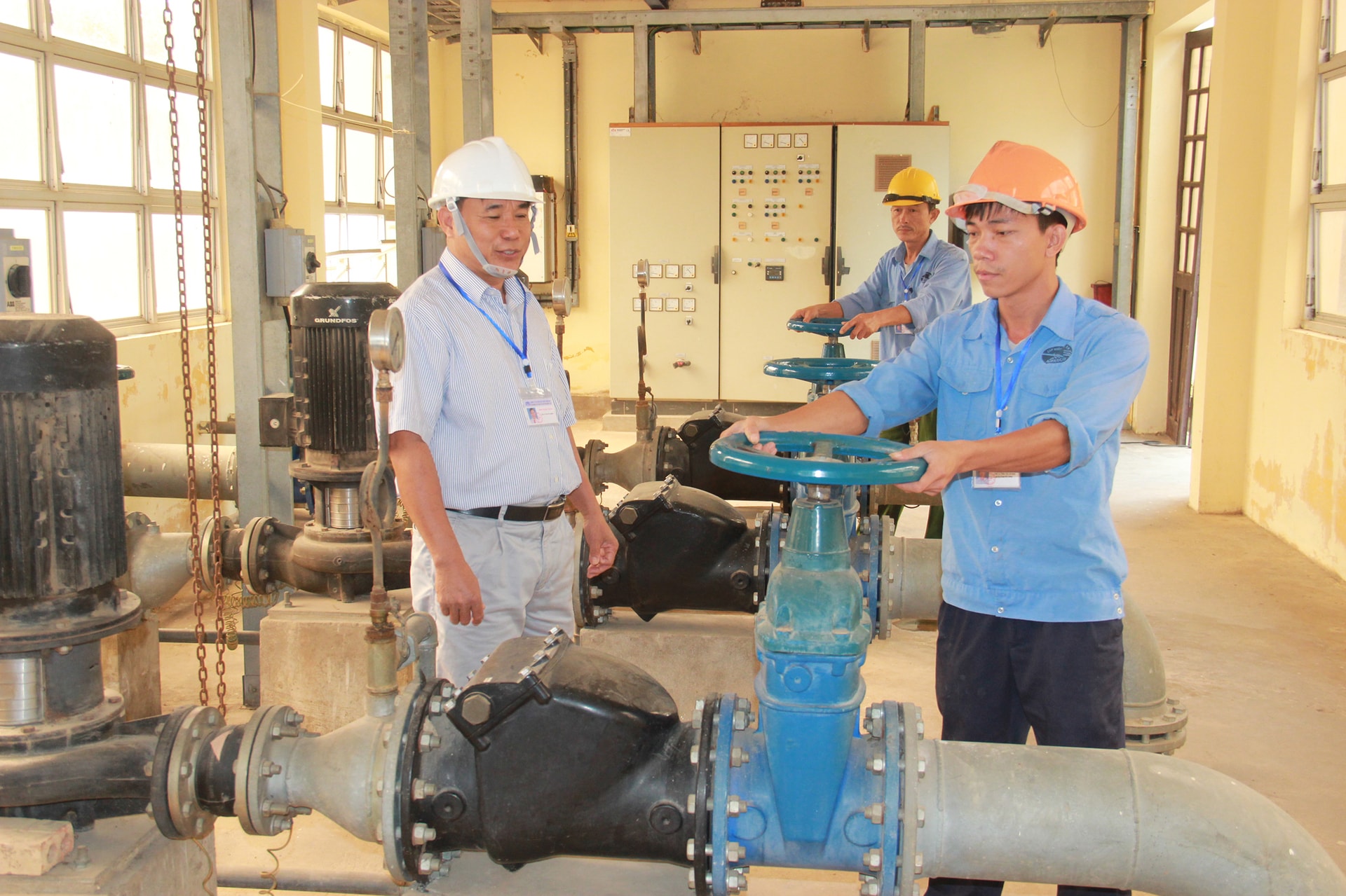 Vận hành hệ thống cấp nước thị trấn Đô Lương. Ảnh Hoàng Vĩnh