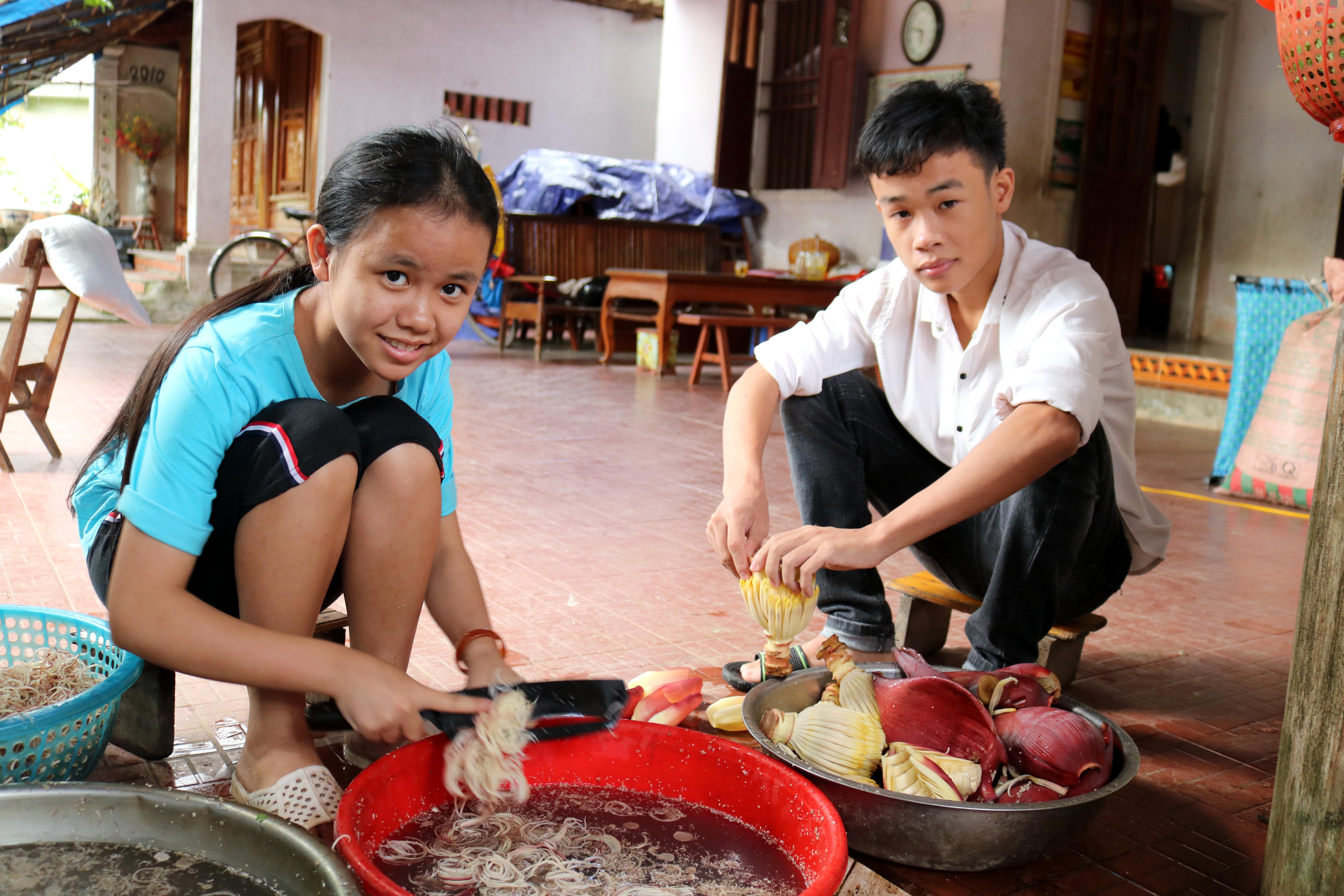 Hàng ngày, Thạch và em gái (thủ khoa môn Hóa kỳ thi vào lớp 10, trường chuyên Phan Bội Châu) thường giúp mẹ làm rau đi chợ. Ảnh: Huy Thư