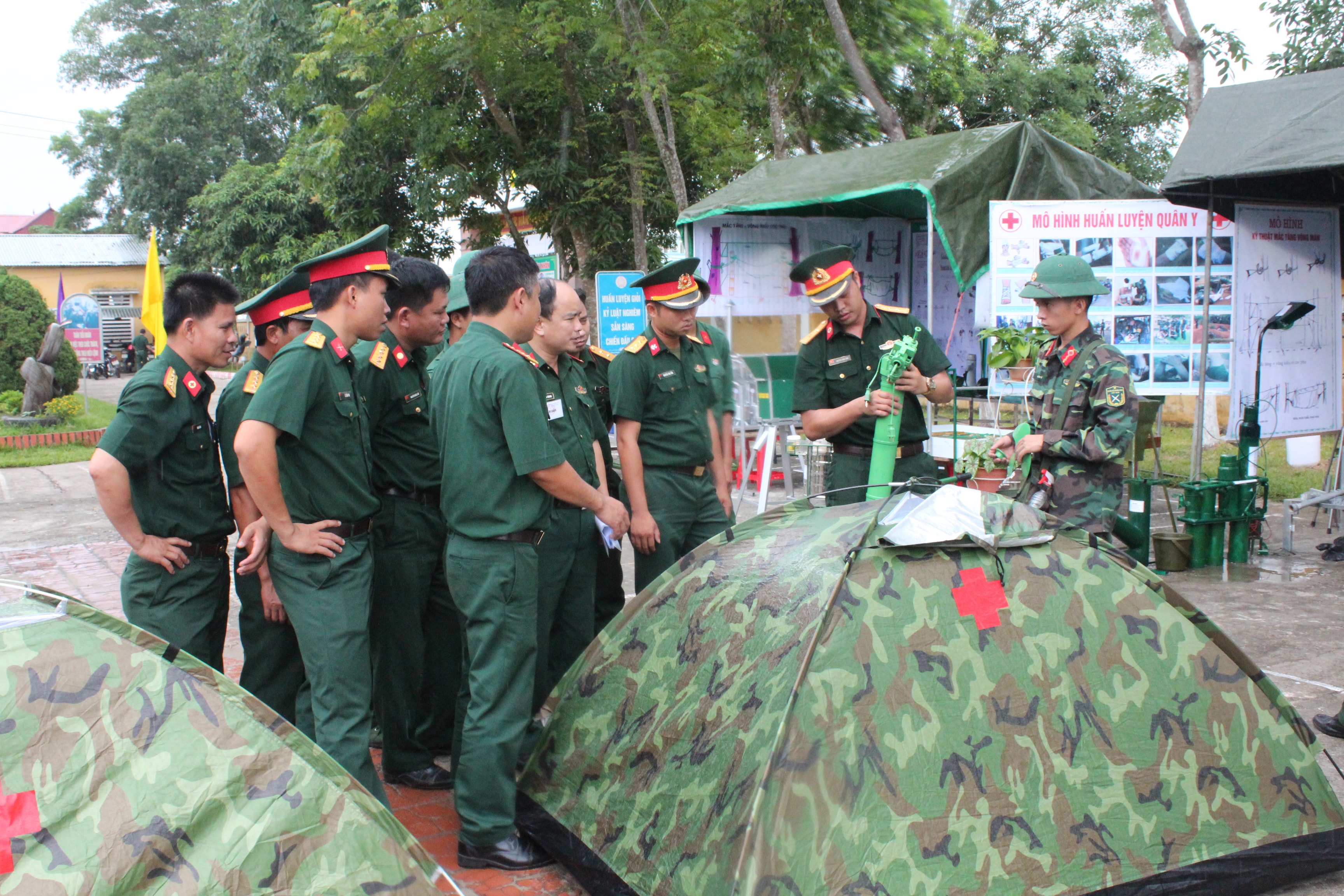 Chấm sáng kiến Lều cứu thương đa năng trong hội thi của Trung đoàn 335. Ảnh: Lê Tường Hiếu