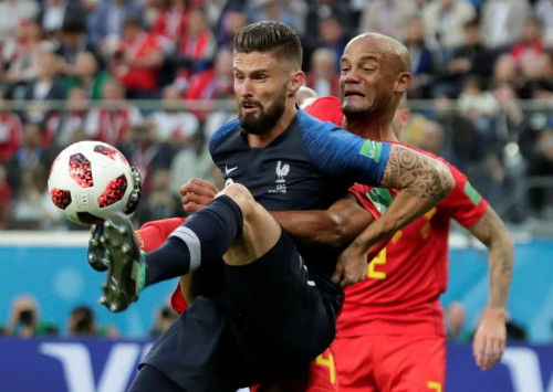 Giroud khiến Kompany có trận đấu vất vả. Ảnh: Reuters.