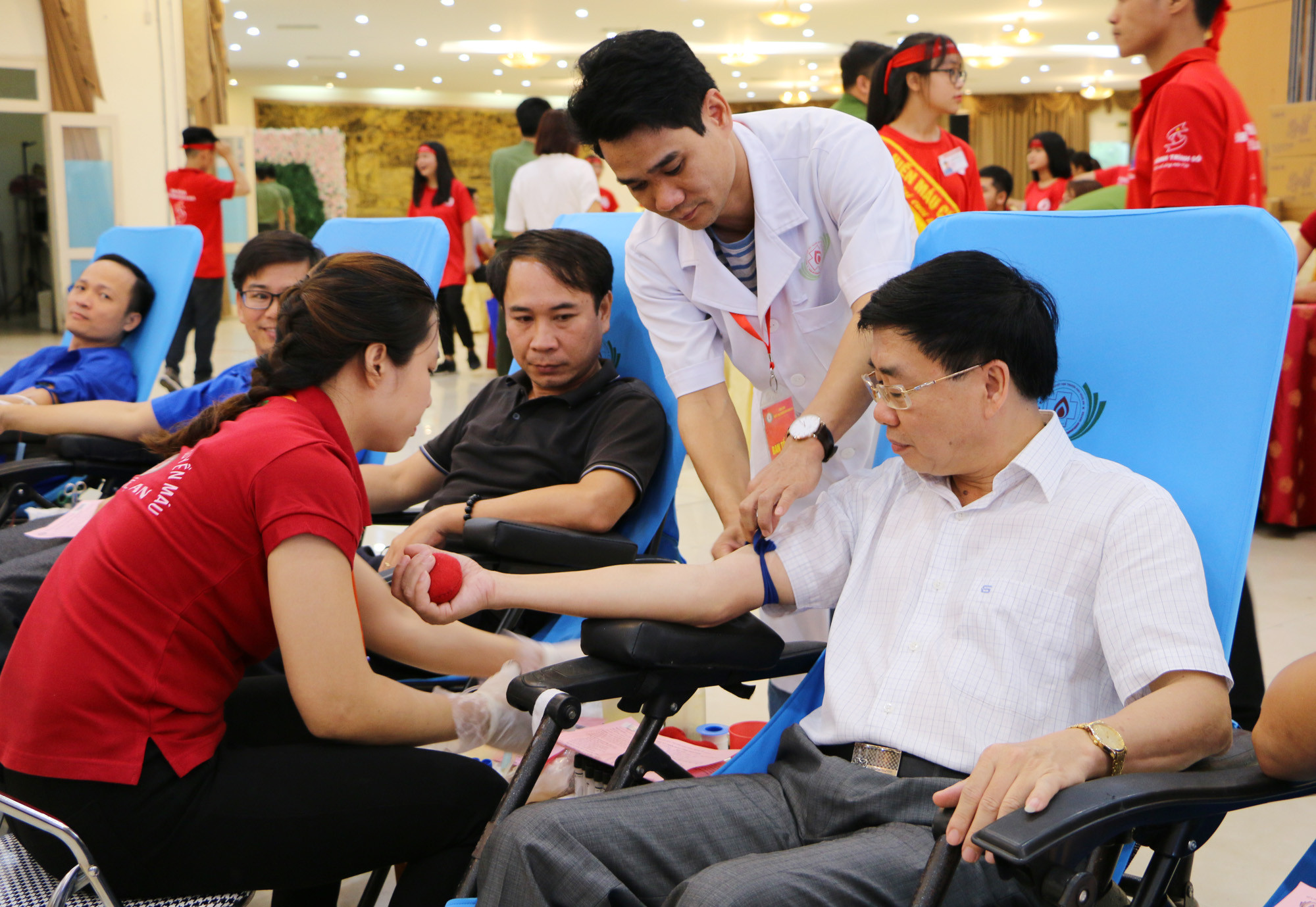 Đồng chí Nguyễn Văn Thông - Phó Bí thư Tỉnh ủy cùng các thành viên nhóm hiến máu tình nguyên Niềm tin tham gia ngày hội hiến máu vào sáng 11/7. Ảnh: Nguyễn Hải 