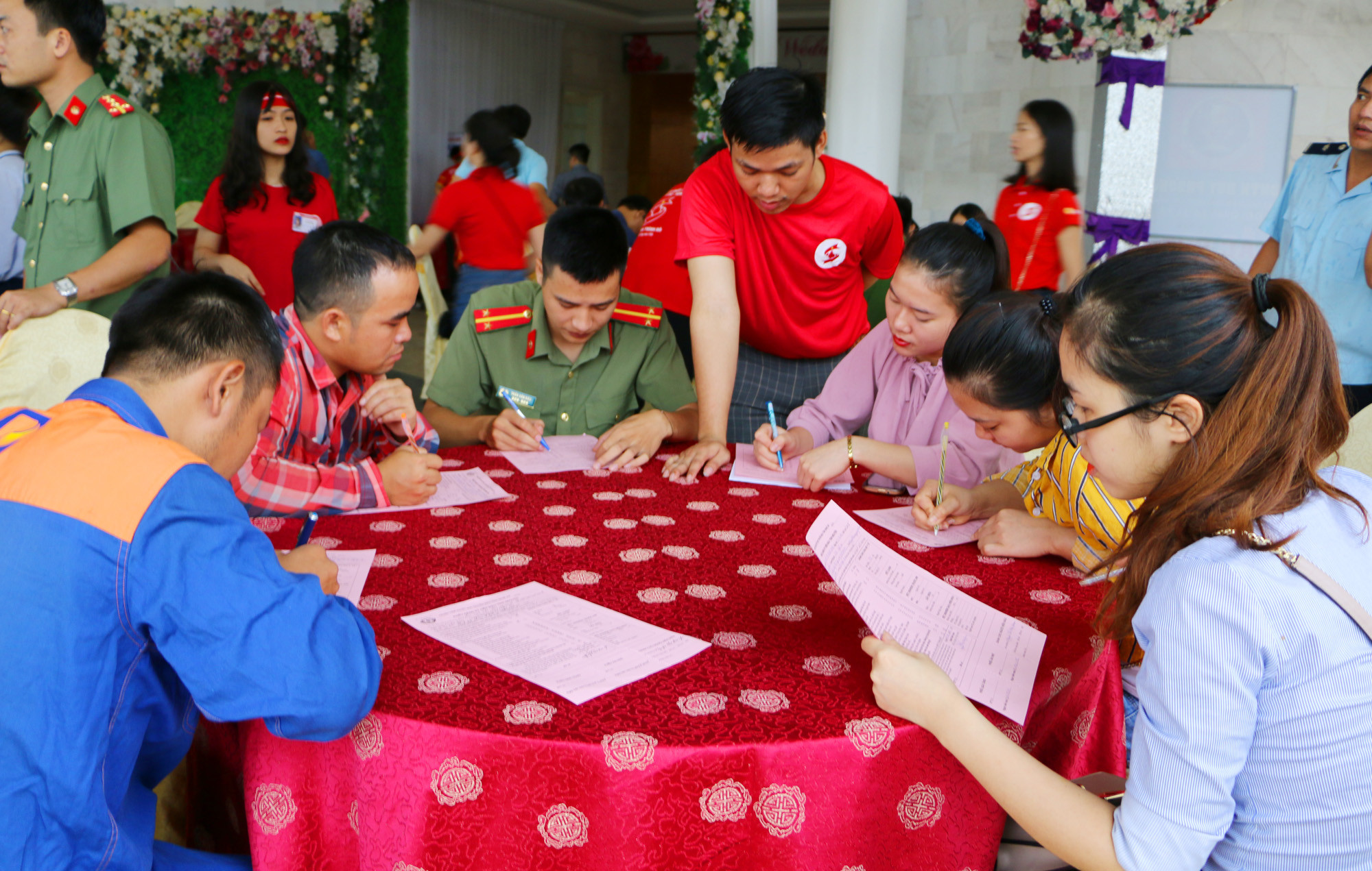 Ngay từ đầu giờ sáng, các tình nguyện viên đã đồng hành hướng dẫn, làm thủ tục đăng ký hiến máu cho những người tham gia hiến máu. Ảnh: Nguyễn Hải