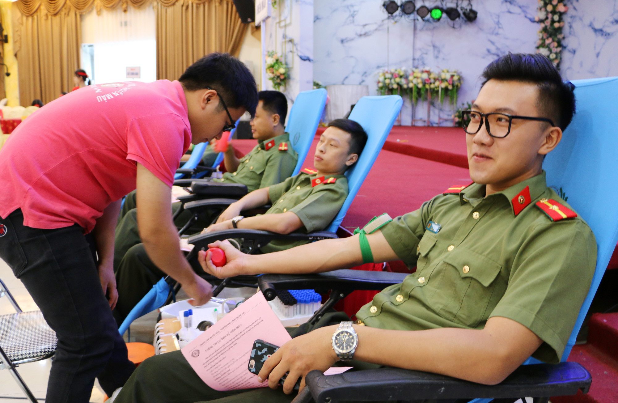 Các đoàn viên thanh niên Công an tỉnh là những người đầu tiên tham gia ngày hội hiến máu 