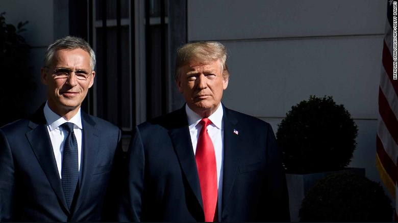 Tổng Thư ký NATO Jens Stoltenberg (trái) và Tổng thống Mỹ Donald Trump tại Brussels, Bỉ. Ảnh AFP