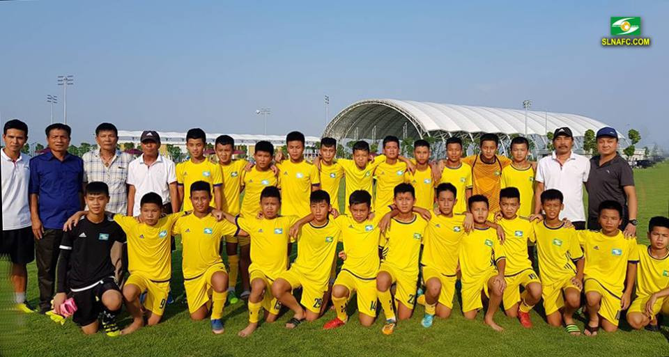 BHL và các cầu thủ U13 Sông Lam Nghệ An. Ảnh: SLNA FC