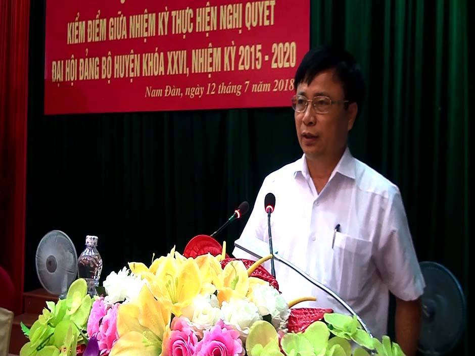 Bí thư Huyện ủy Nam Đàn Bùi Đình Long phát biểu tại hội nghị. Ảnh: Minh Giang