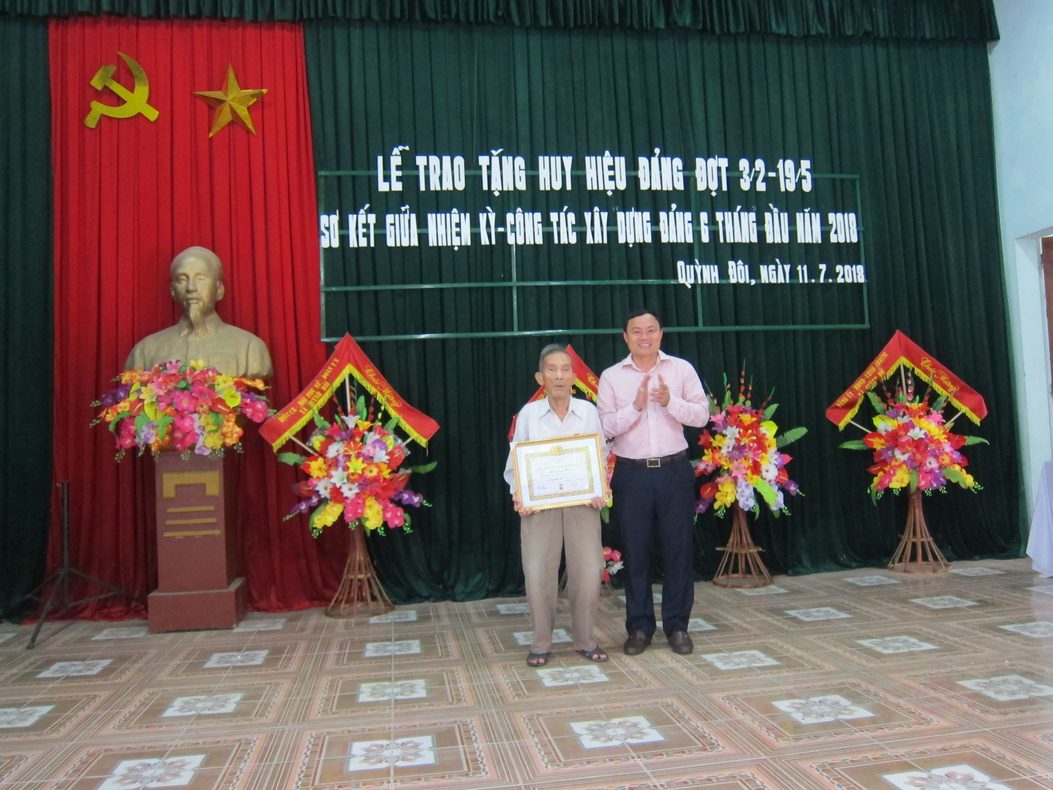 Phạm Ngọc Cảnh , UVBTV phó bí thư huyện ủy trao tặng Huy hiệu 70 năm tuổi đảng cho đồng chí Hoang Duy Hùng chi bọ 8.