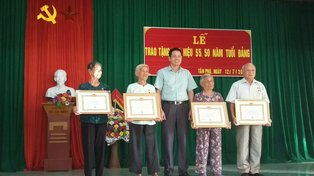 Đồng chí Đàm Hữu Hồng - Phó bí thư Huyện ủy trao tặng huy hiệu 55, 50 năm tuổi Đảng cho các đảng viên xã Tân Phúj