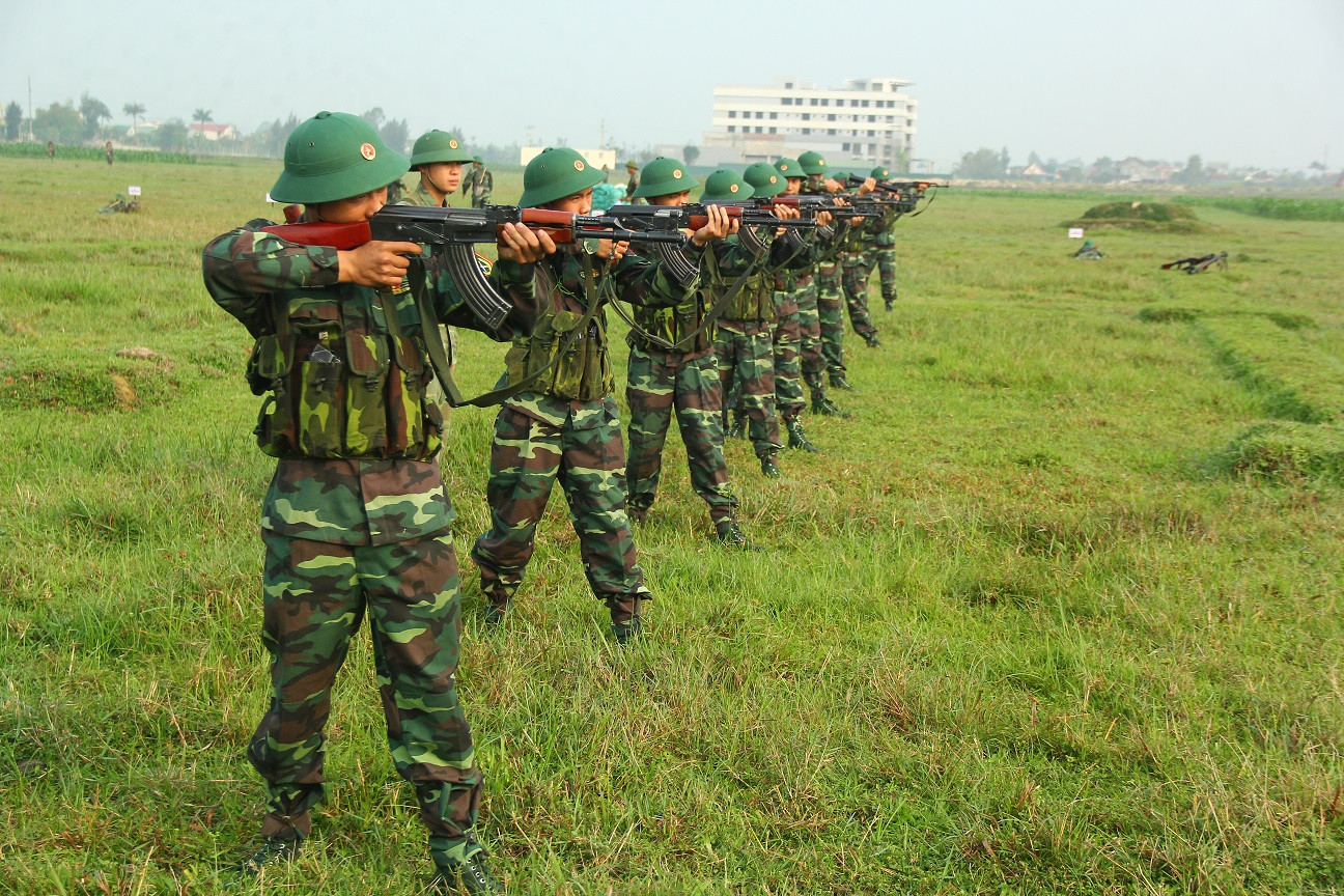 Chiến sỹ mới Trung đoàn 764 huấn luyện bắn súng tiểu liên AK. Ảnh: Phong Quang