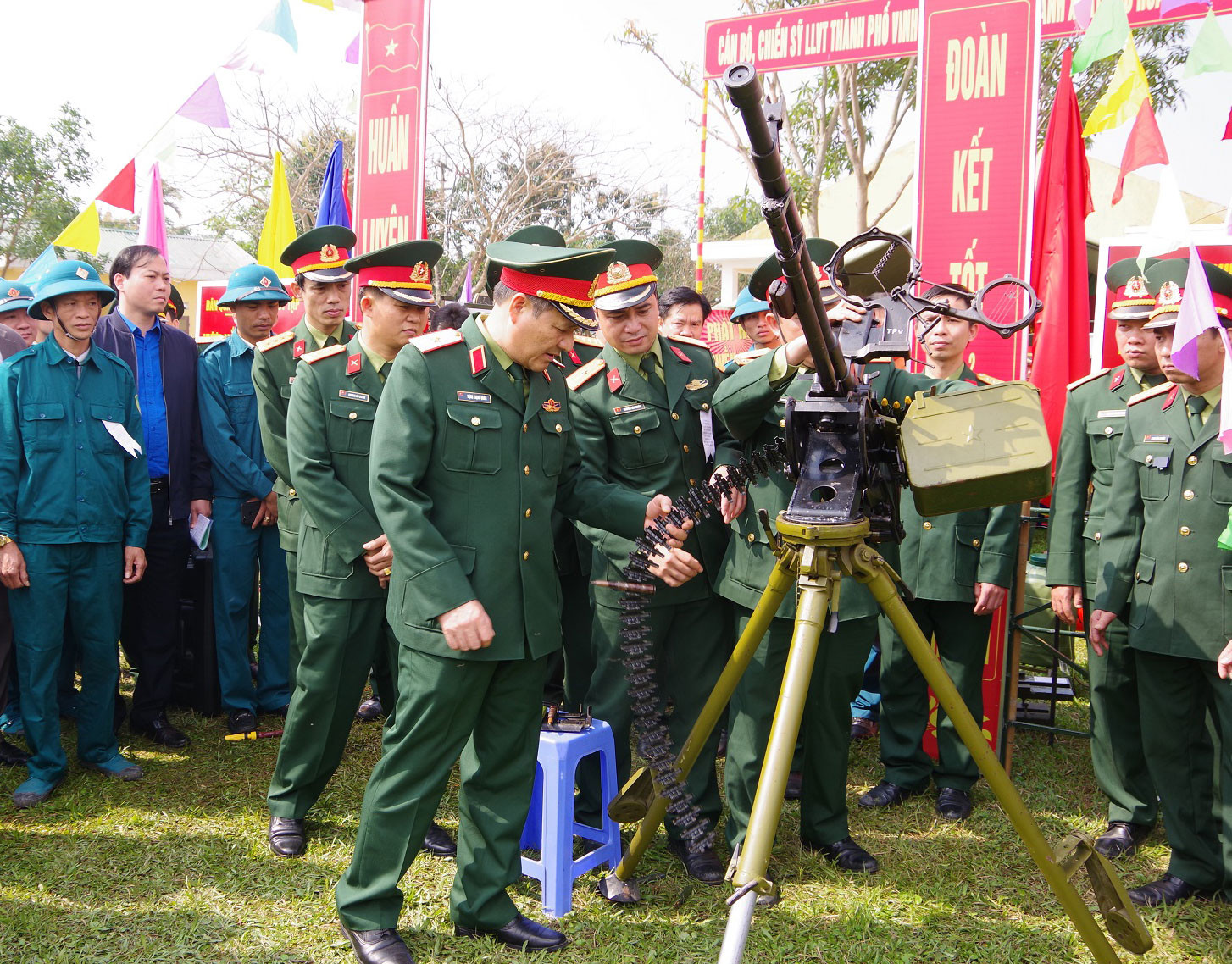 Các đồng chí lãnh đạo Quân khu 4, tỉnh Nghệ An tham quan mô hình sáng kiến cải tiến kỹ thuật của Ban CHQS TP Vinh. Ảnh: Hoàng Anh