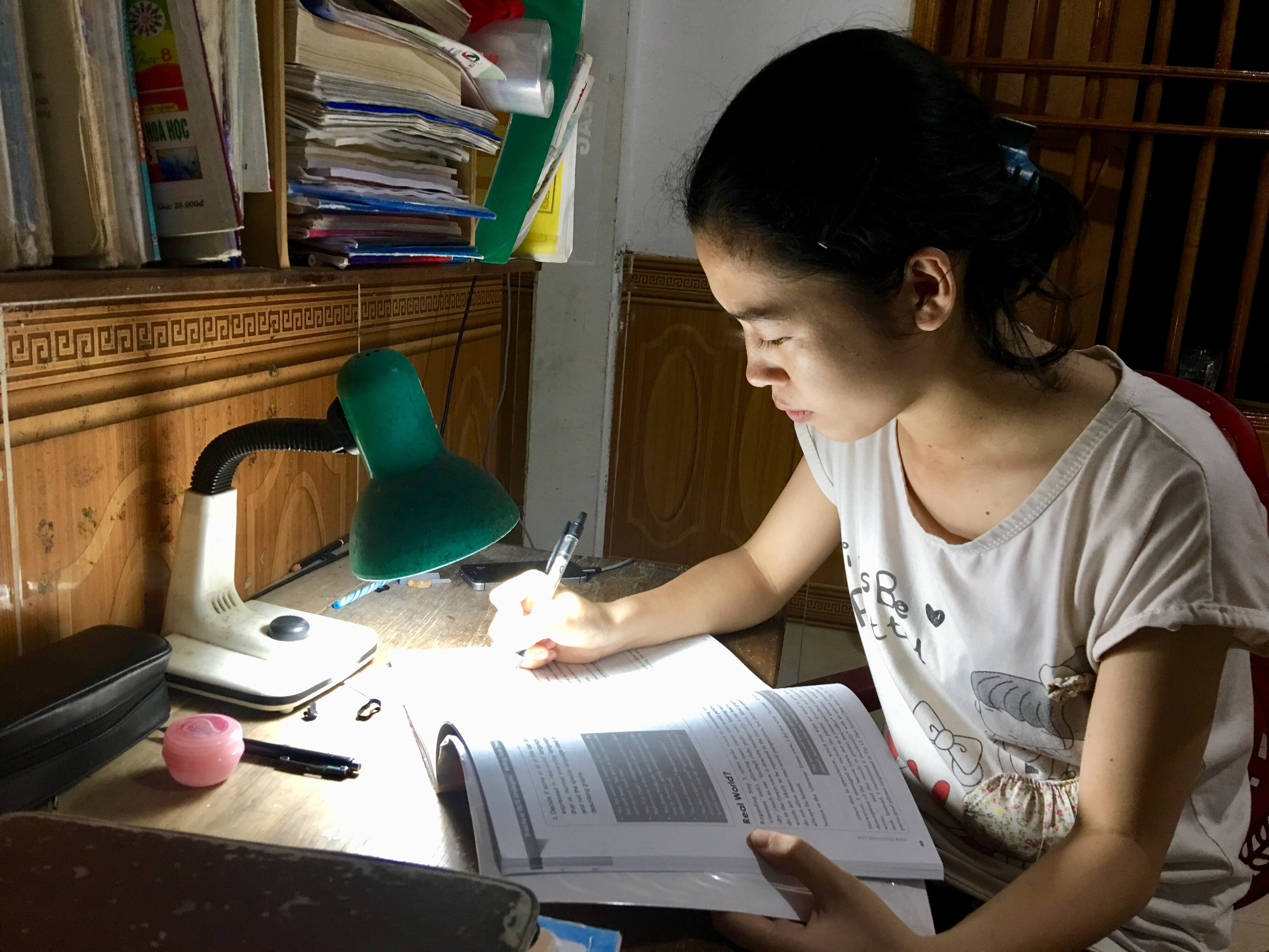Say mê học tập đã giúp Nguyễn Thị Minh đạt kết quả học tập tốt. Ảnh: Lê Ngọc Phương