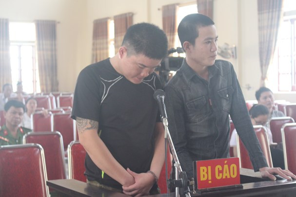 2 bị cáo Nguyễn Văn Tươi và Phan Đức Thắng bị TAND huyện Quỳnh Lưu tuyên phạt 33 tháng tù. Ảnh: Hồ Thủy