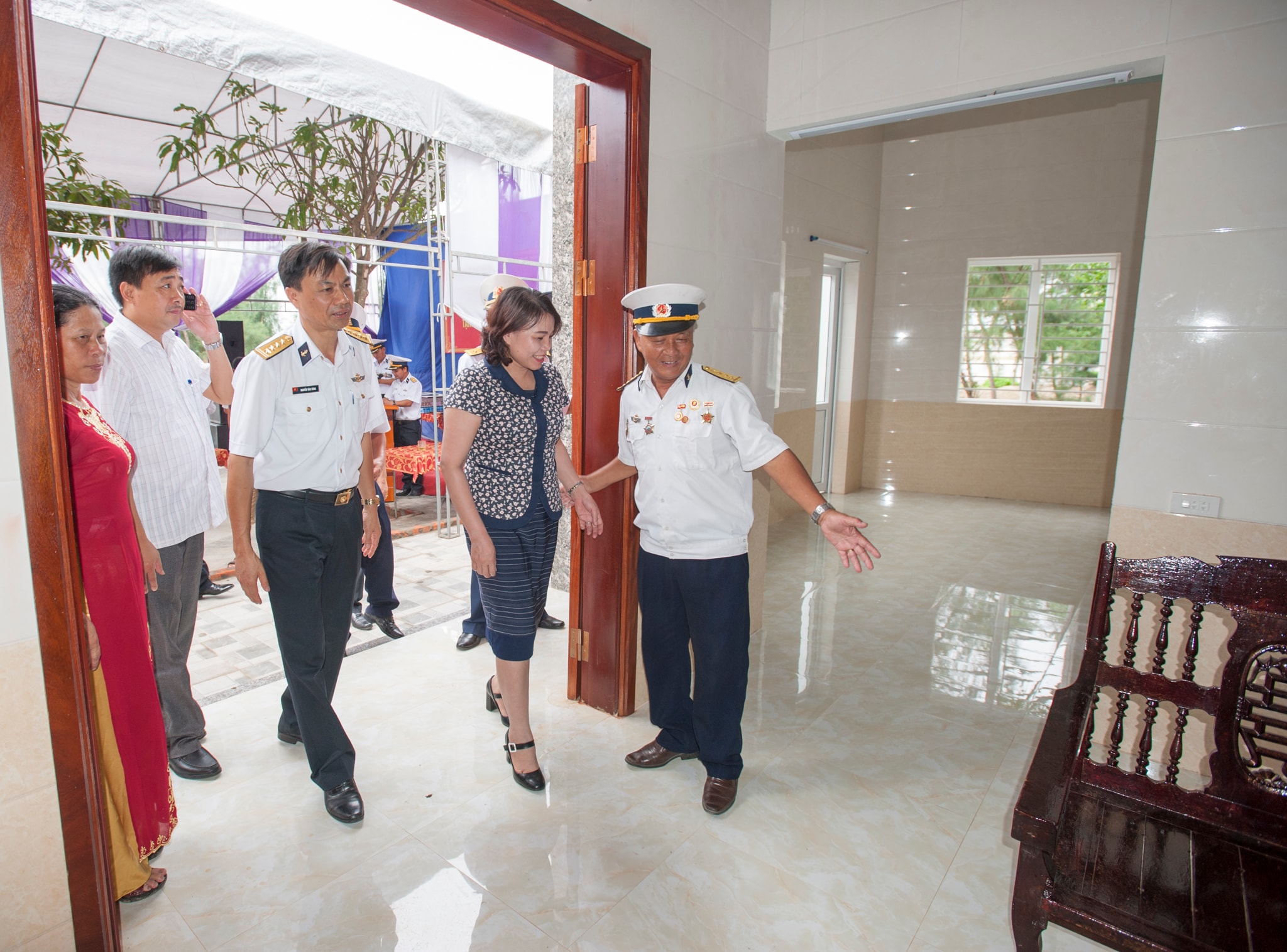 Ông Mai Văn An hân hoan đón đồng đội trong ngôi nhà mới khang trang. Ảnh: Thành Cường