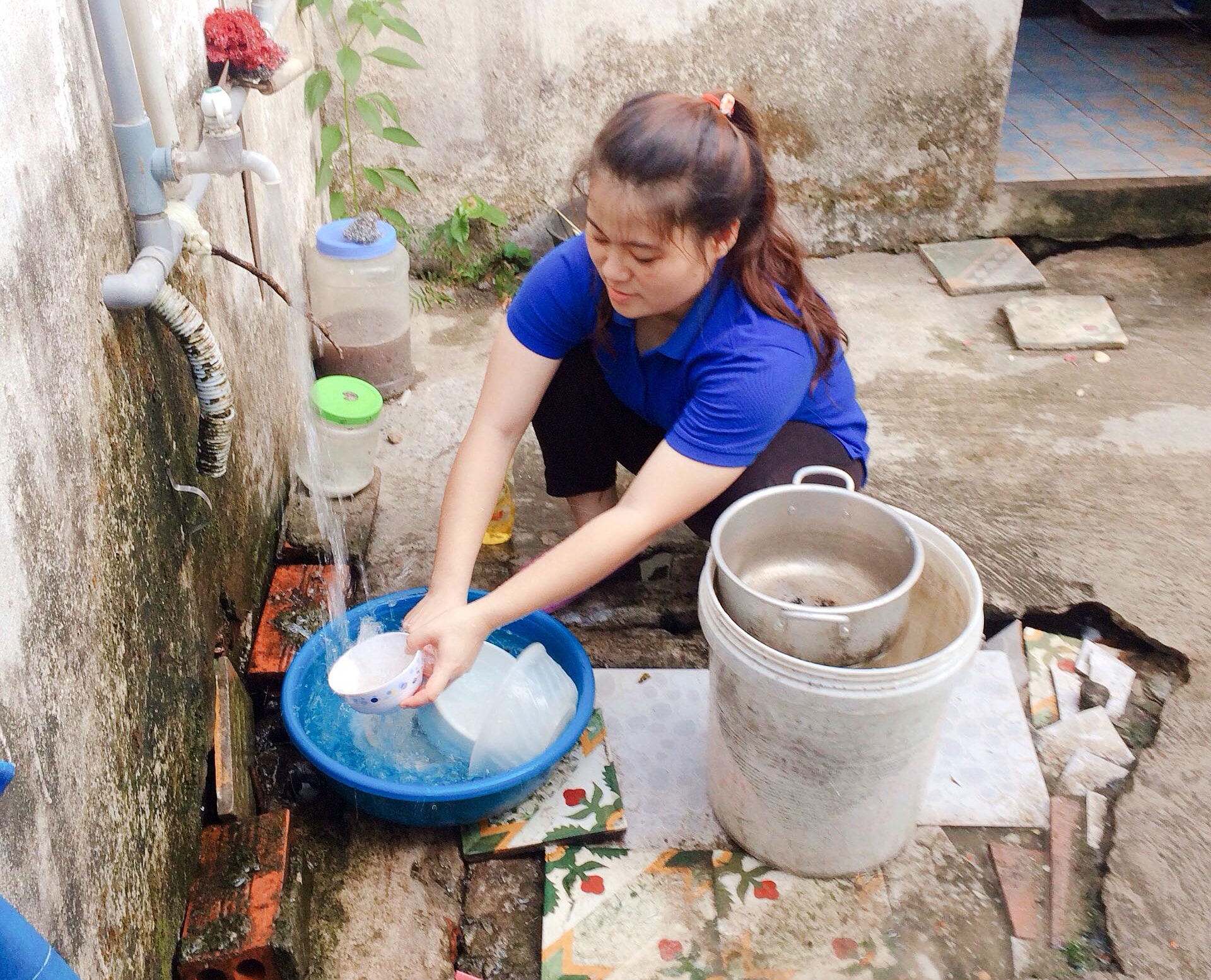 Suốt 4 năm học, Hoài vừa làm phục vụ quán ăn, vừa làm giúp việc gia đình theo giờ để có tiền trang trải việc học. Ảnh: Quỳnh Thanh