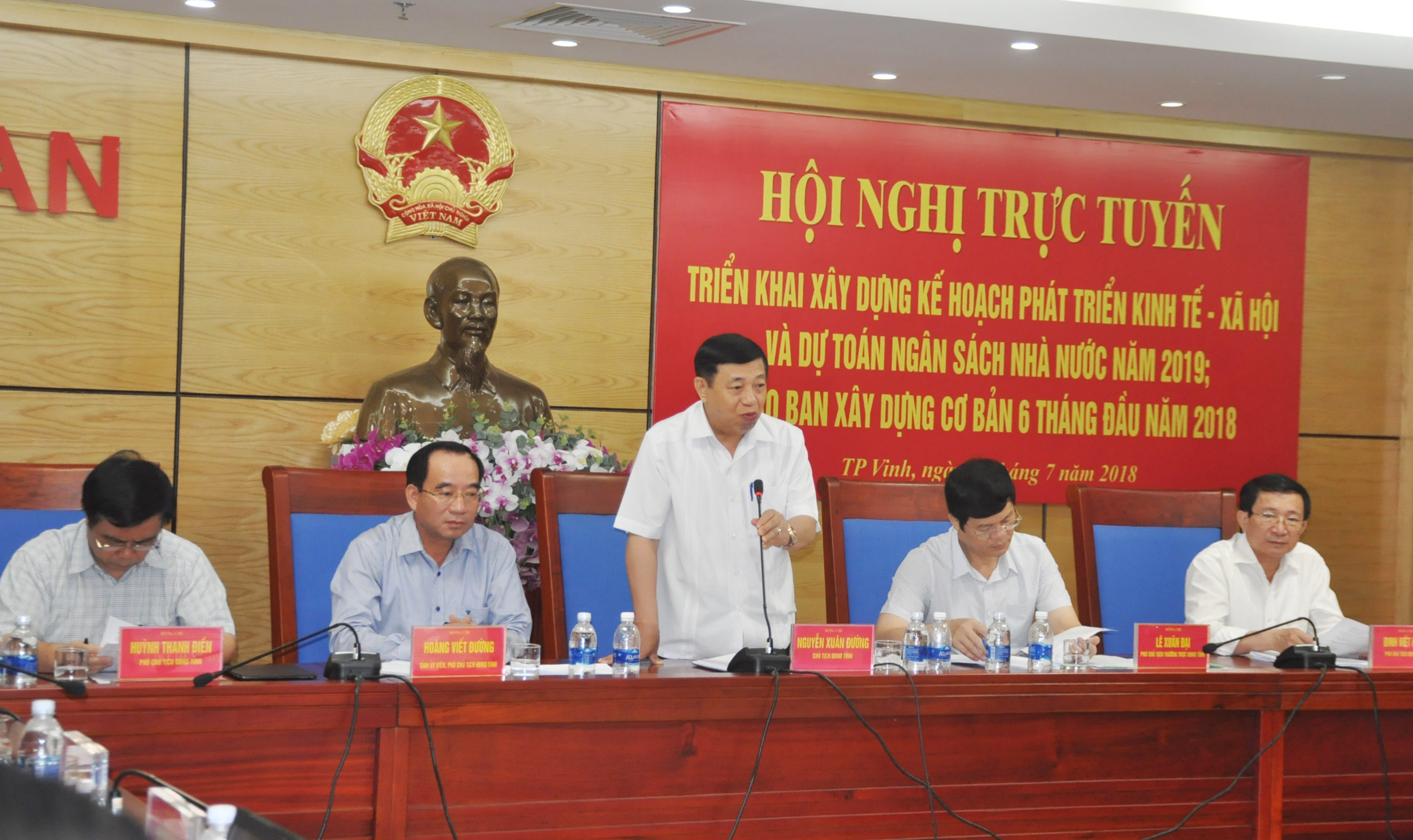 Chủ tịch UBND tỉnh Nguyễn Xuân Đường  chủ trì Hội nghị. Ảnh: Thu Huyền