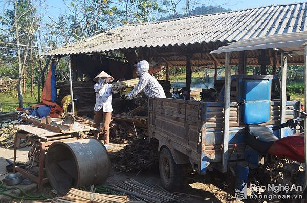 Sản xuất tại HTX chế biến nứa lùng Quế Sơn, huyện Quế Phong. Ảnh:Tư liệu