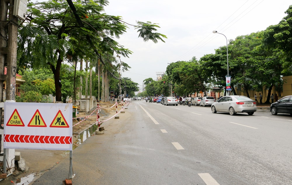 UBND Thành phố đang cải tạo vỉa hè cho phép đậu xe tại điểm nút giao thông trước Sở Giao thông vận tải. Ảnh: Lâm Tùng