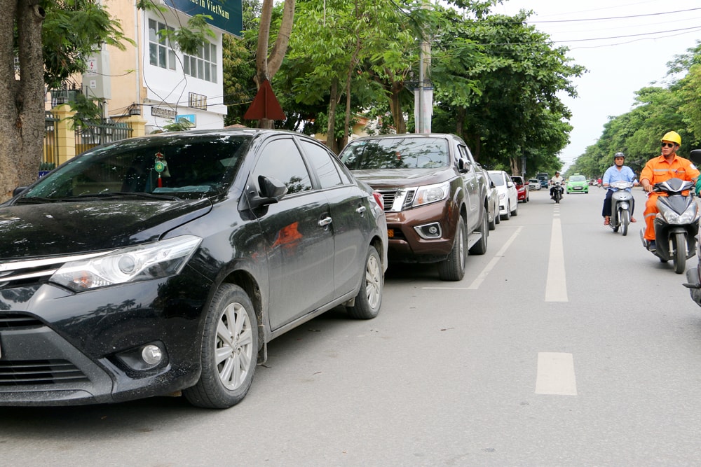 Những vị trí cho phép đậu xe không đủ đáp ứng lượng người dân vào giao dịch tại Sở Giao thông vận tải nên tình trạng đậu xe ngoài vạch diễn ra thường xuyên. Ảnh: Lâm Tùng