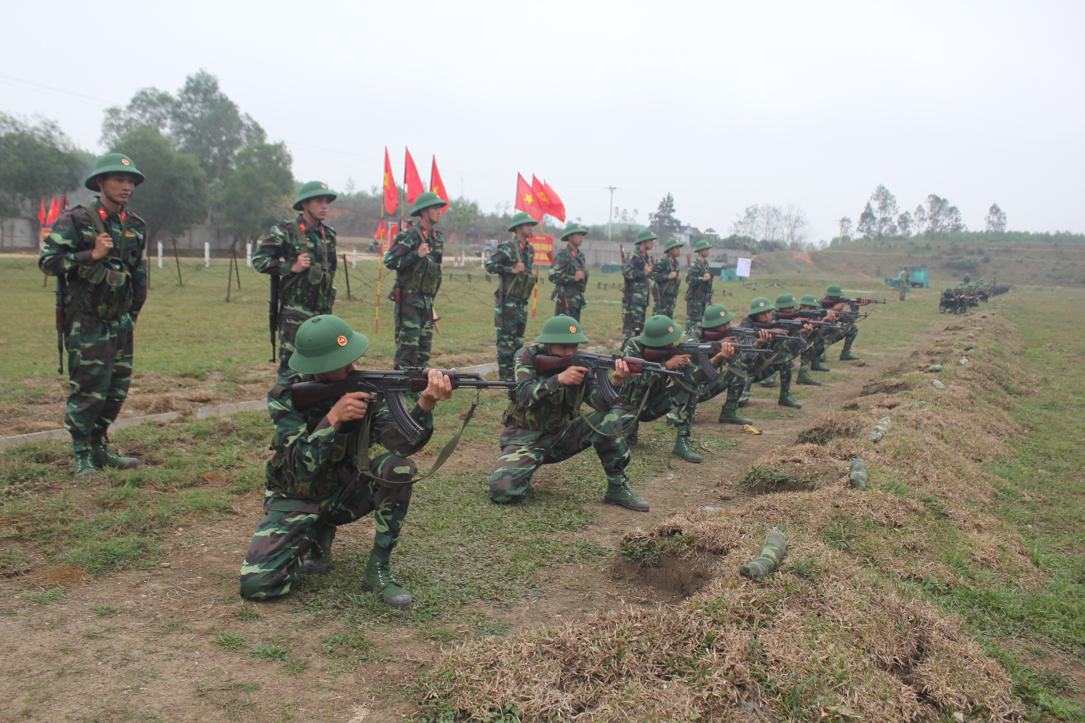 Buổi huấn luyện bắn súng tiểu liên AK bài 1 cho chiến sỹ mới của Sư đoàn 324. Ảnh: Hà Hữu Tân