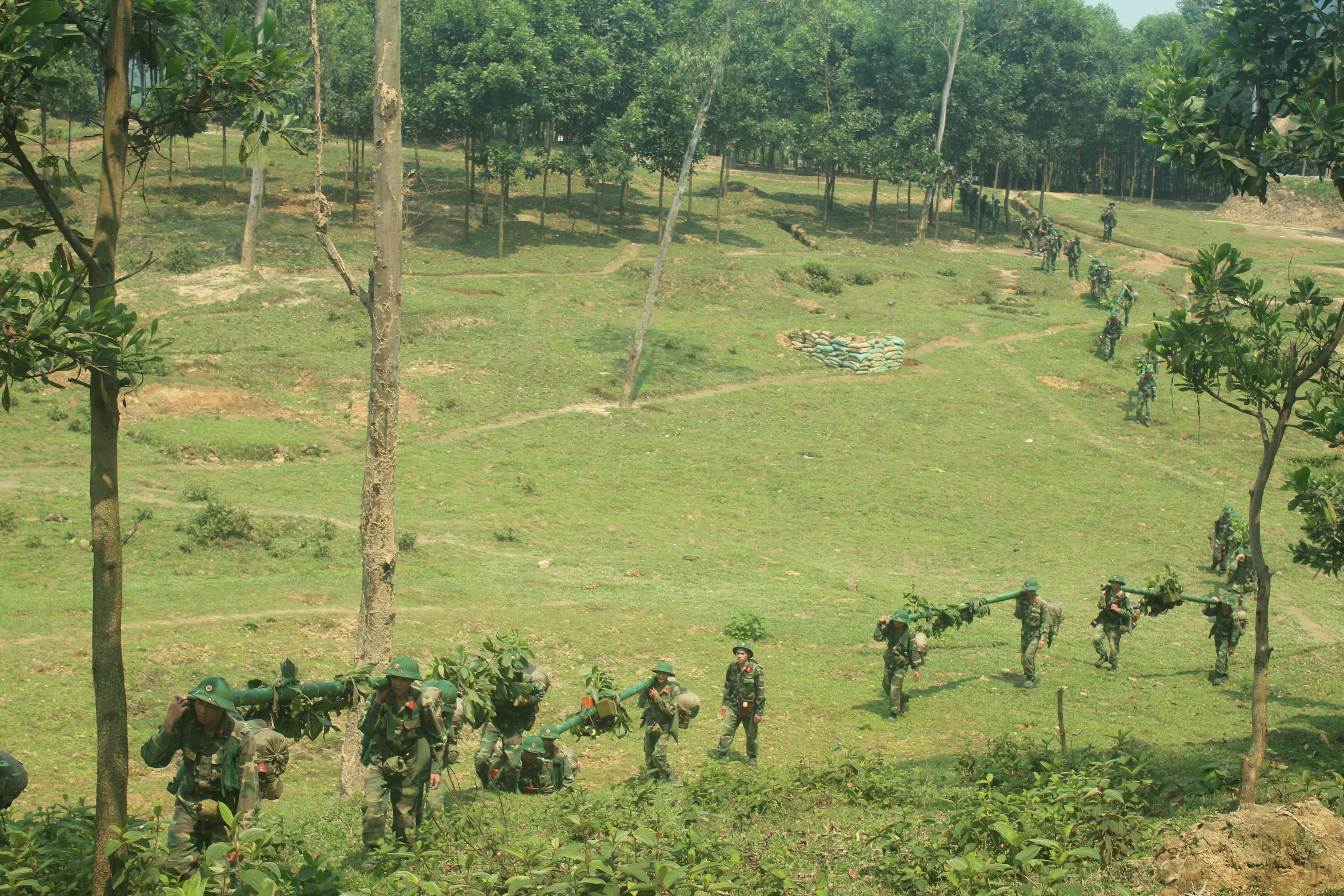 Cán bộ, chiến sỹ Đại đội 2, Tiểu đoàn 4 thuộc Trung đoàn 335 hành quân vào chiếm lĩnh trận địa ở thao trường Thanh Phong. Ảnh: Tường Hiếu