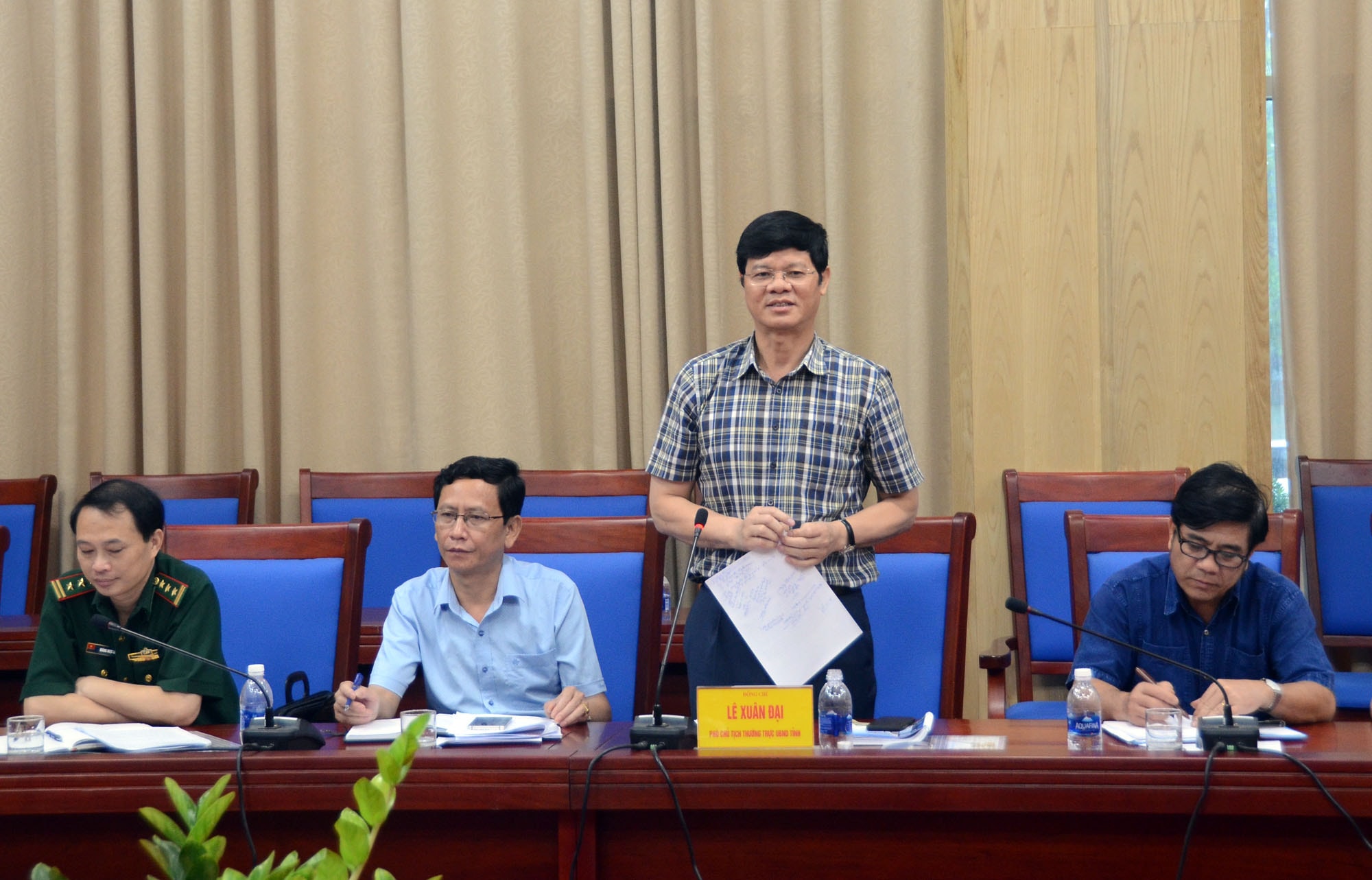 Đồng chí Lê Xuân Đại báo cáo cùng đoàn kiểm tra những kết quả đật được và khó khăn của tỉnh trong công tác phòng chống ma túy, AIDS, mại dâm. Ảnh: Thành Chung