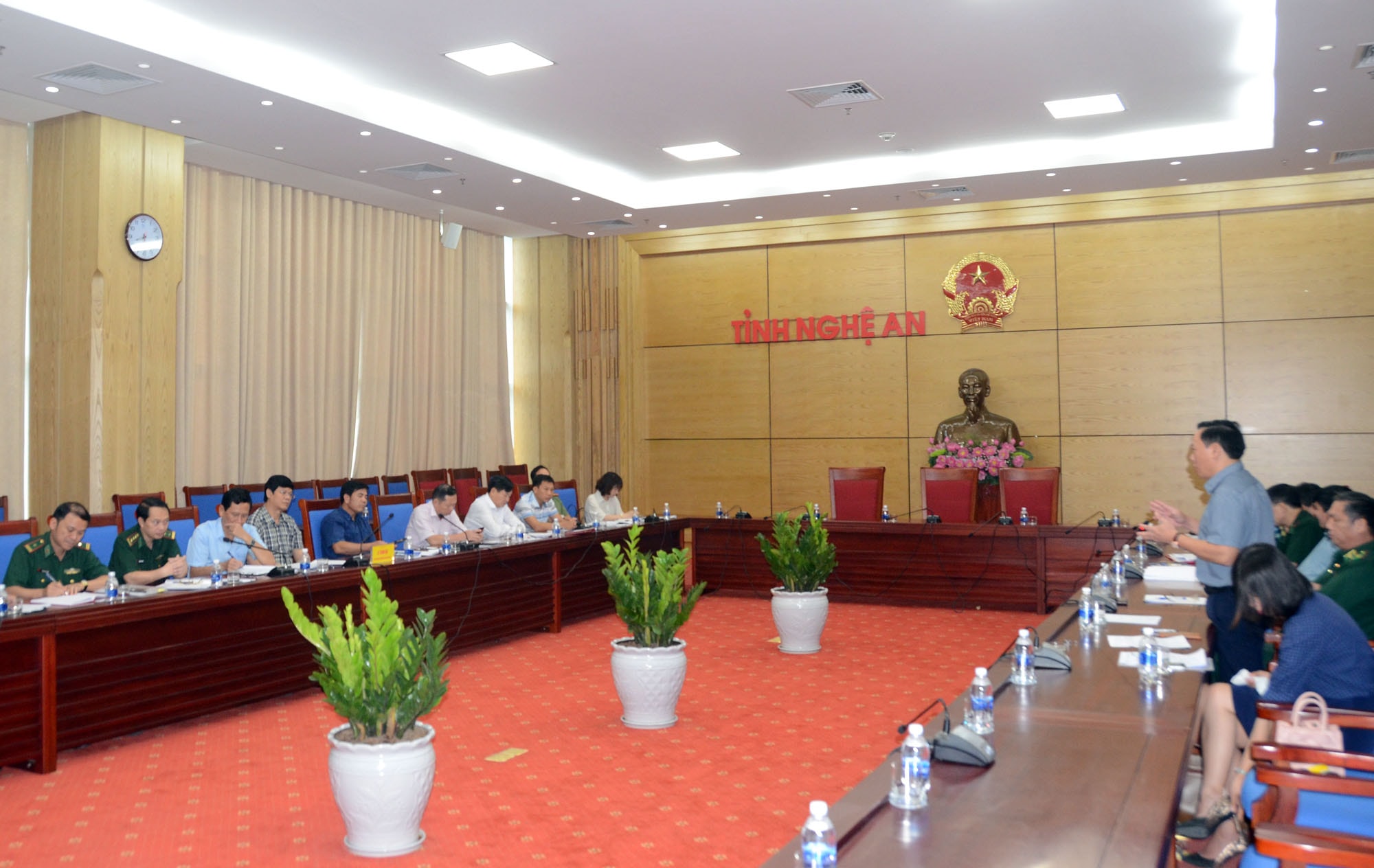 Làm việc cùng đoàn liên ngành Trung ương, về phía Tỉnh Nghệ An có đồng chí Lê Xuân Đại, Ủy viên Ban Thường vụ Tỉnh ủy, Phó Chủ tịch Thường trực UBND tỉnh và đại diện lãnh đạo các sở, ngành, đơn vị liên quan. Ảnh: Thành Chung