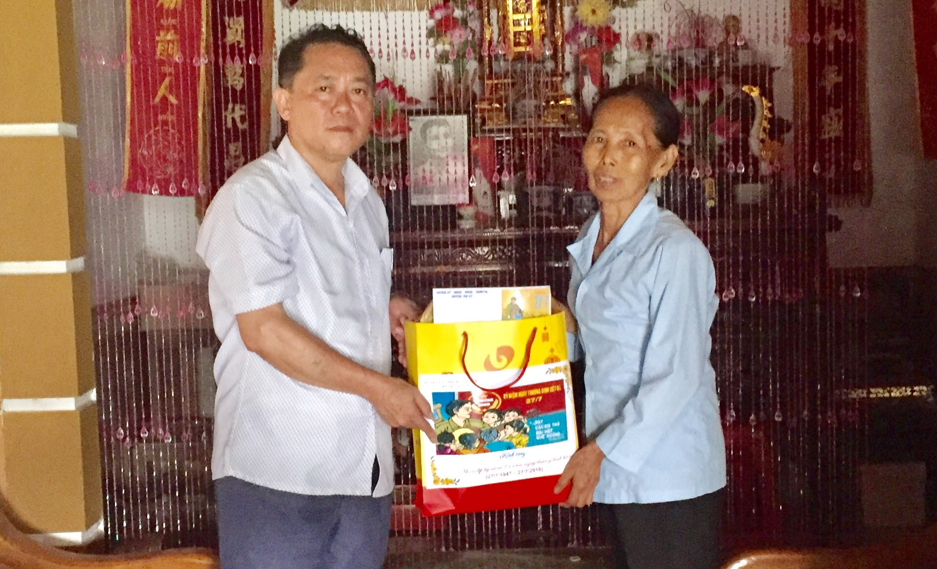 Đồng chí trịnh Hữu Thành - Phó chủ tịch UBND huyện thăm tặng quà co bà Trần Thị Nhu ở xã Kỳ Tân