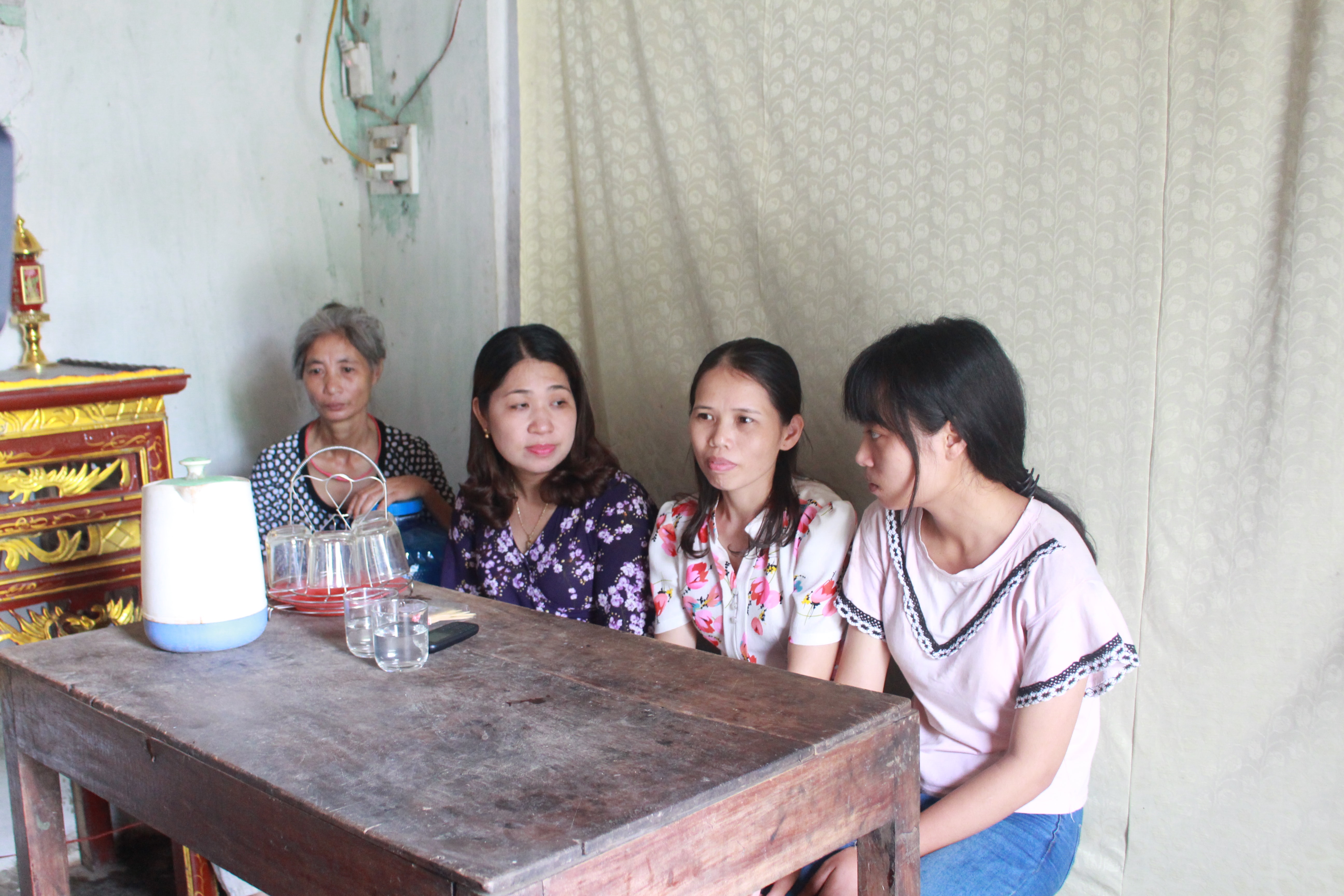Trong căn nhà nhỏ của gia đình em Bùi Thị Yến.Ảnh: thái Hiền