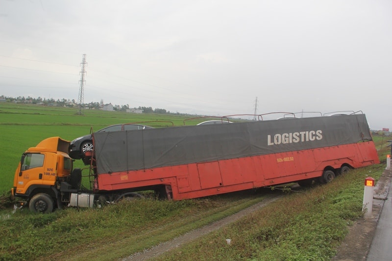 Nguyên nhân xe tải mất lái được xác mình ban đầu do trời mưa, đường trơn láng. Ảnh: Xuân Hòa