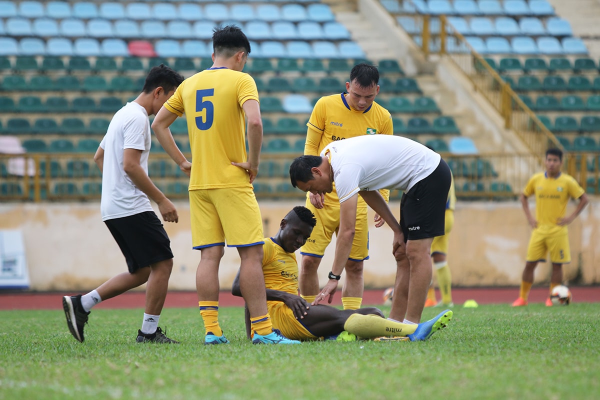 Tiền đạo Olaha bị đau nhẹ sau một pha va chạm trên không, nhưng chấn thương của ngoại binh SLNA không đáng ngại. Ảnh: Đức Anh