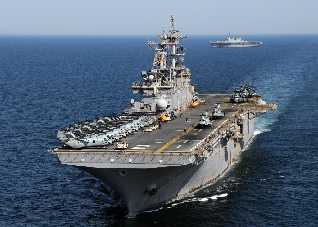 Image result for tàu đổ bộ USS Essex