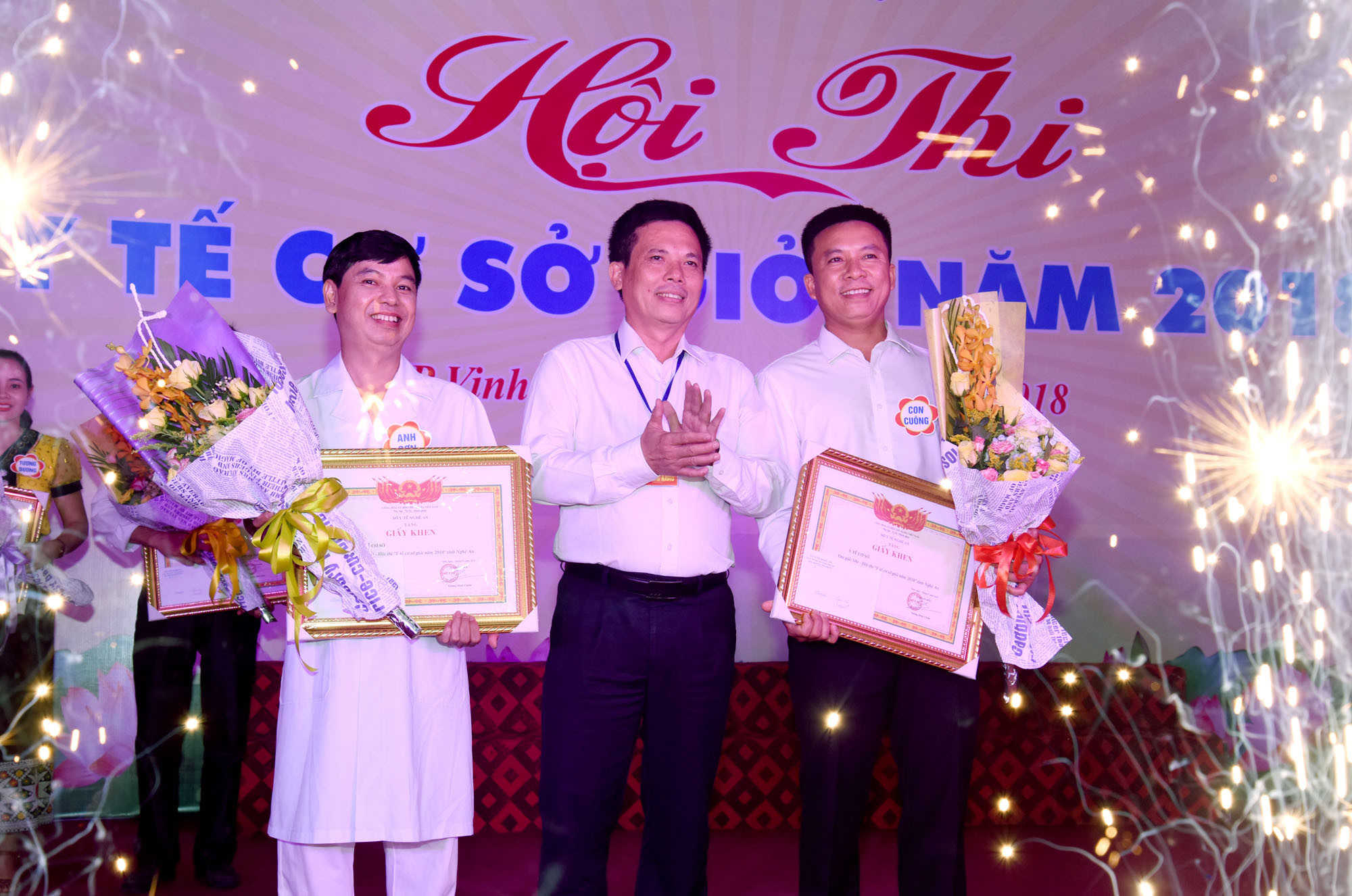 Bác sĩ Đậu Huy Hoàn Phó Giám đốc Sở Y tế trao giải Nhì cho đội Con Cuông và Anh Sơn. Ảnh: Từ Thành