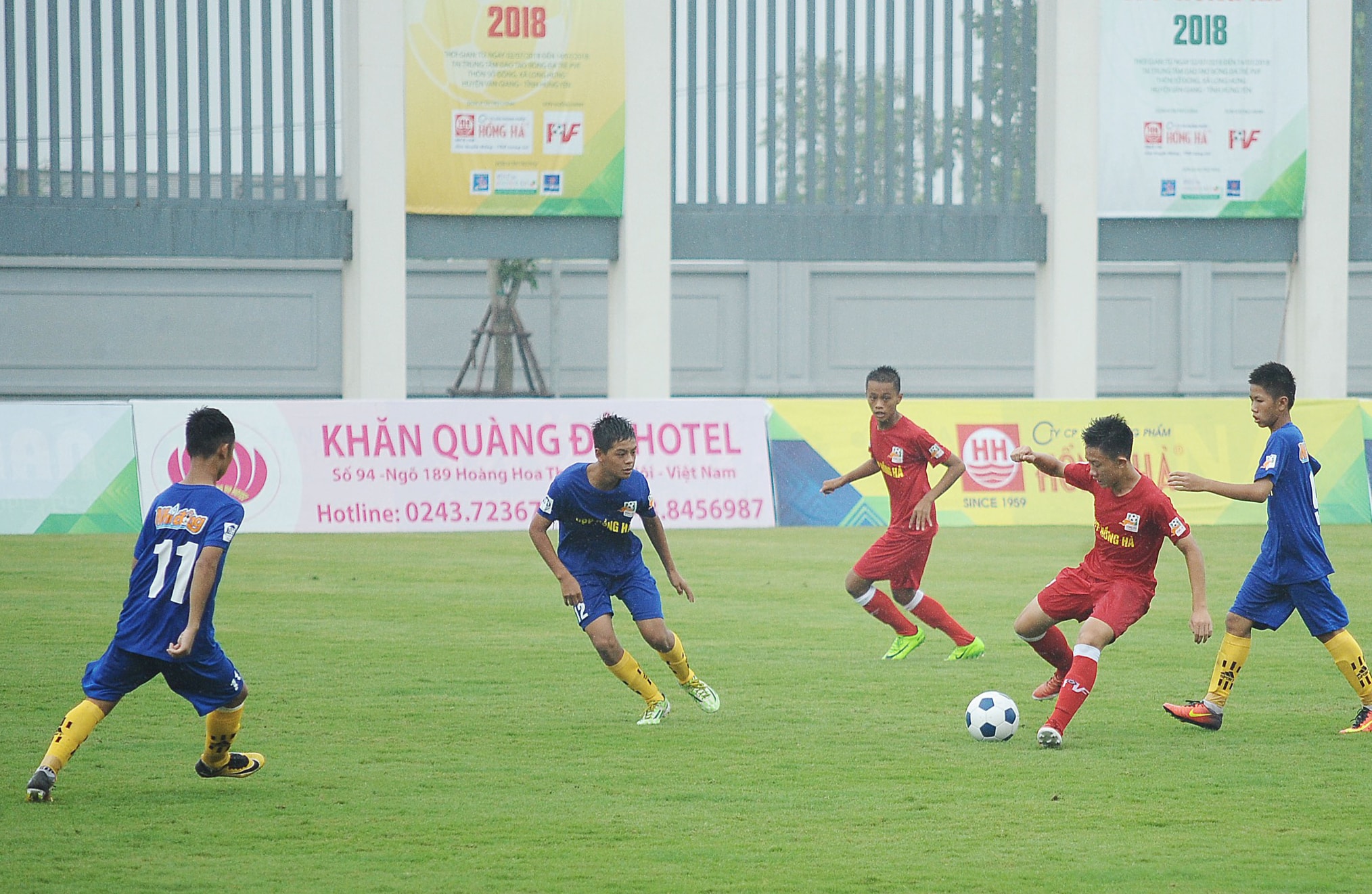 U13 SLNA trong trang phục áo xanh thi đấu đầy quyết tâm.