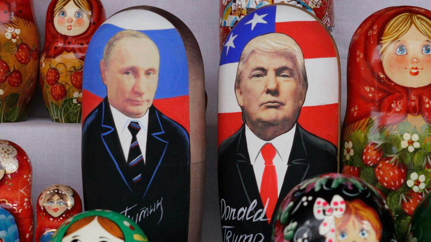 Búp bê matryoshka của Nga in hình Vladimir Putin và Donald Trump bày bán tại Moskva. Ảnh AFP