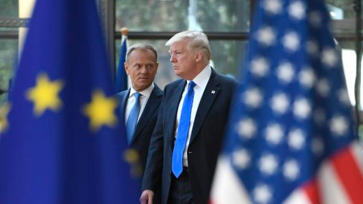 Tổng thống Mỹ Donald Trump trao đổi với Chủ tịch Hội đồng châu Âu Donald Tuskt. Ảnh: AFP/Getty Images.