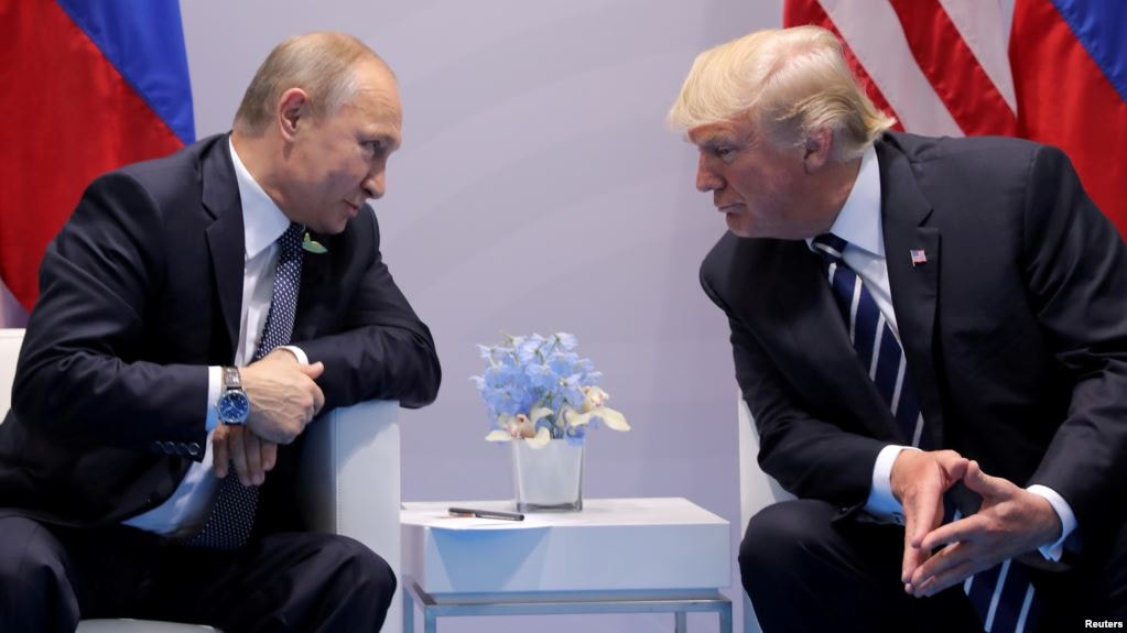 Tổng thống Nga Vladimir Putin (trái) gặp gỡ Tổng thống Mỹ Donald Trump ngày 7/7 mới đây tại Hội nghị thượng đỉnh G20 tại Đức. Ảnh: Reuters