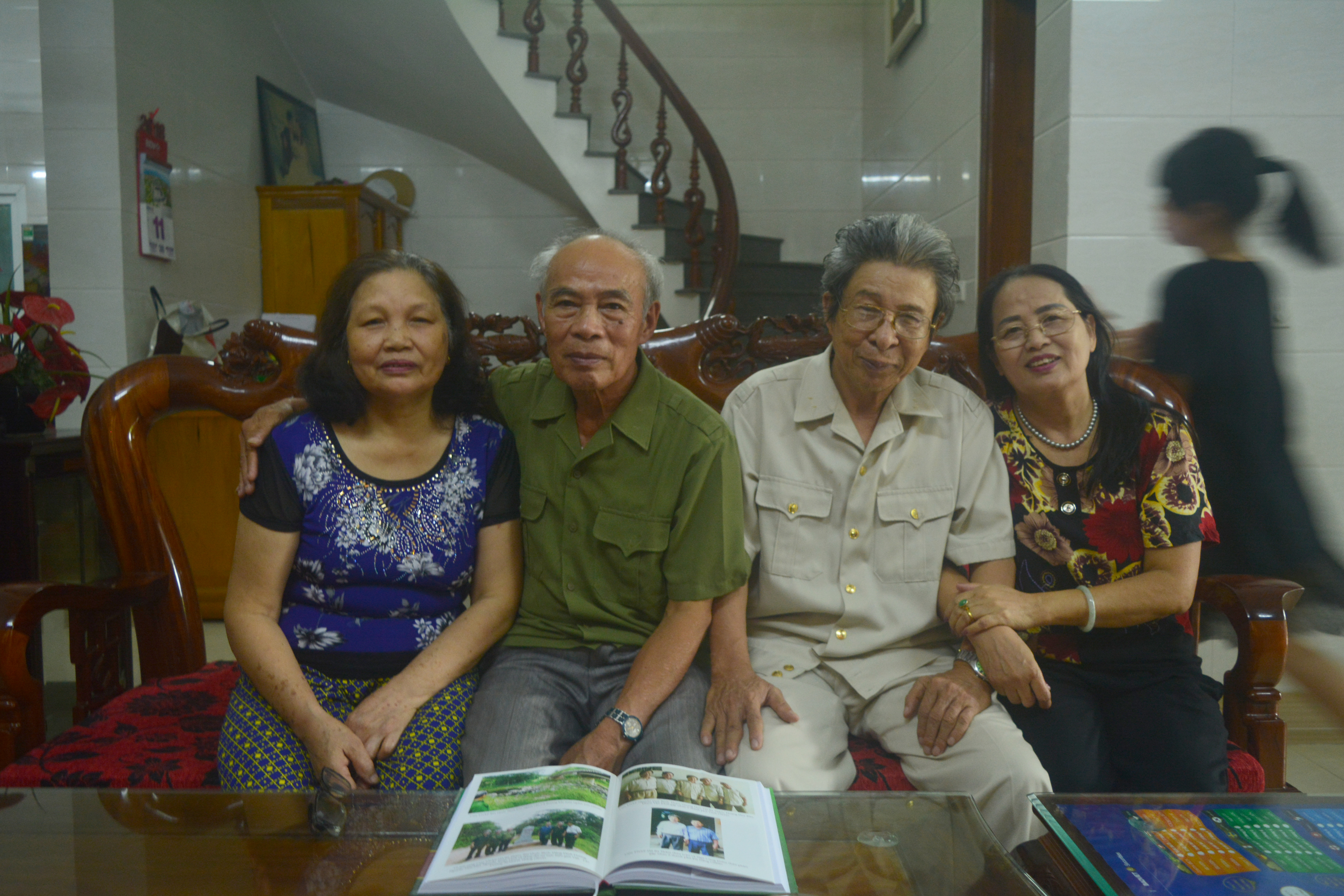 Từ phải qua trái: Nữ cựu TNXP Trịnh Thị Hồng Phúc, nữ TNXP Nghệ An duy nhất trên đường 20 Quyết thắng, TS Hồ Bá Thâm và vợ chồng cựu TNXP Trần Văn Thân
