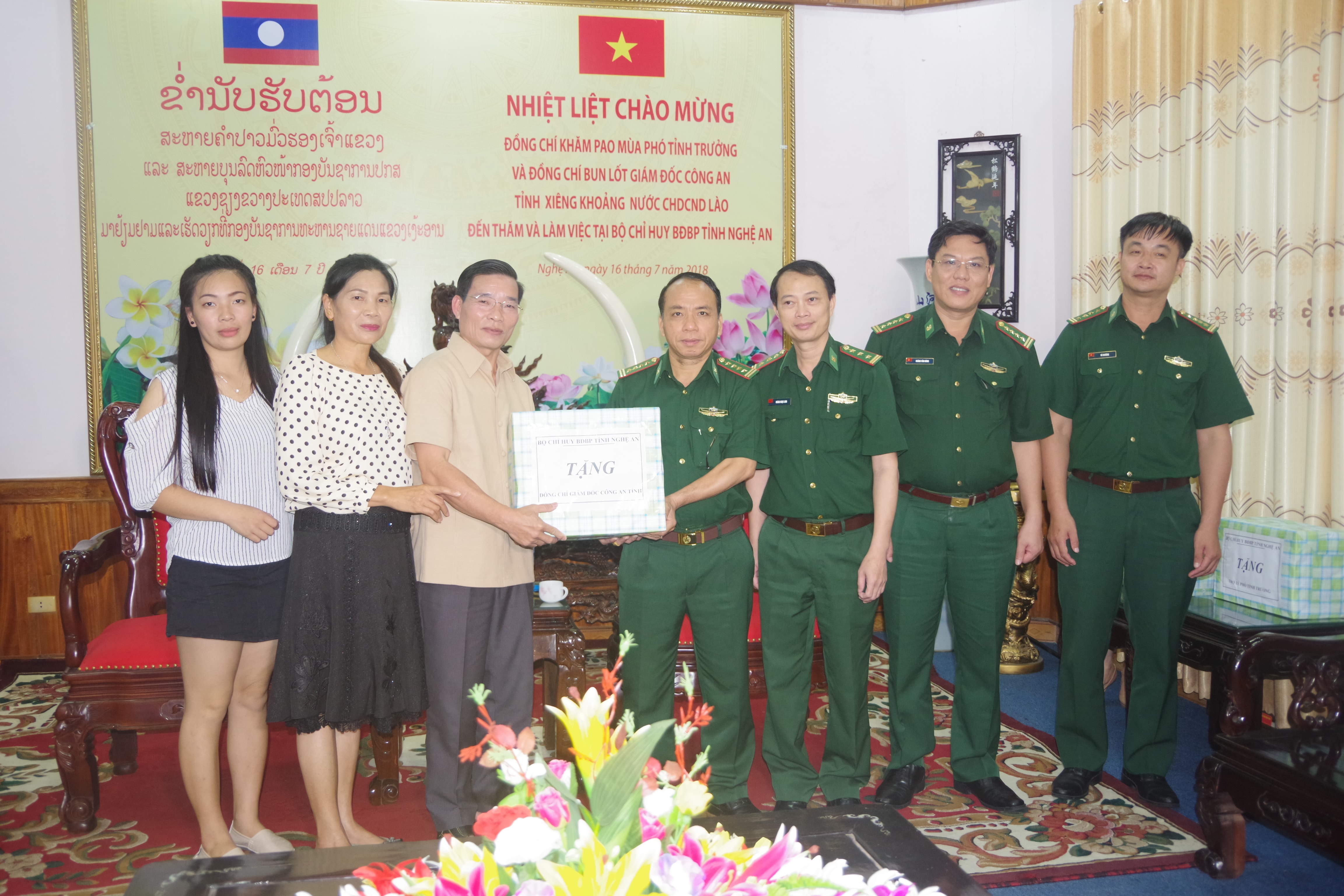 BĐBP Nghệ An tặng quà đoàn công tác của tỉnh Xiêng Khoảng. Ảnh: Hải Thượng