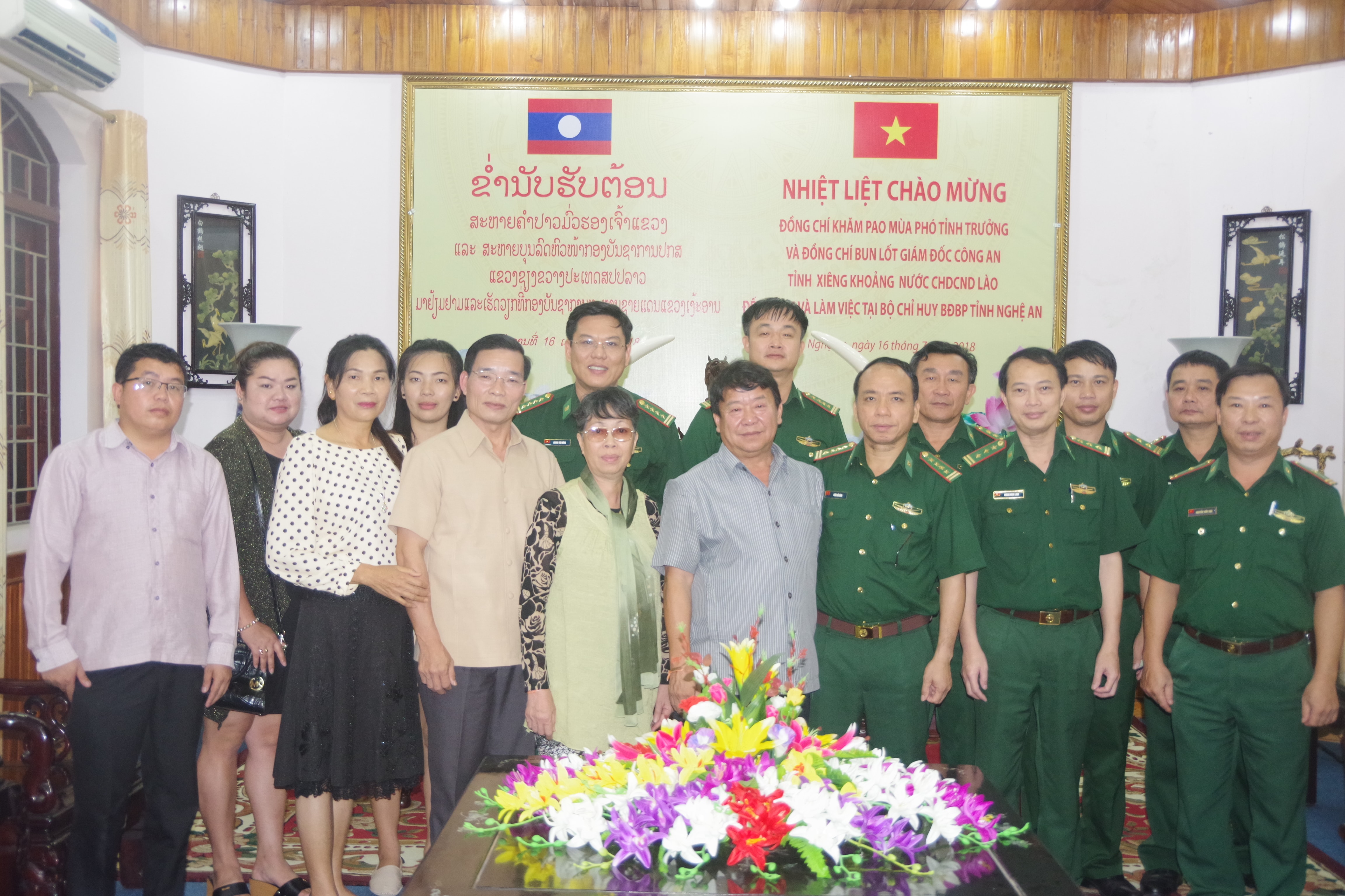 Lãnh đạo BĐBP Nghệ An chụp ảnh lưu niệm với đoàn. Ảnh: Hải Thượng