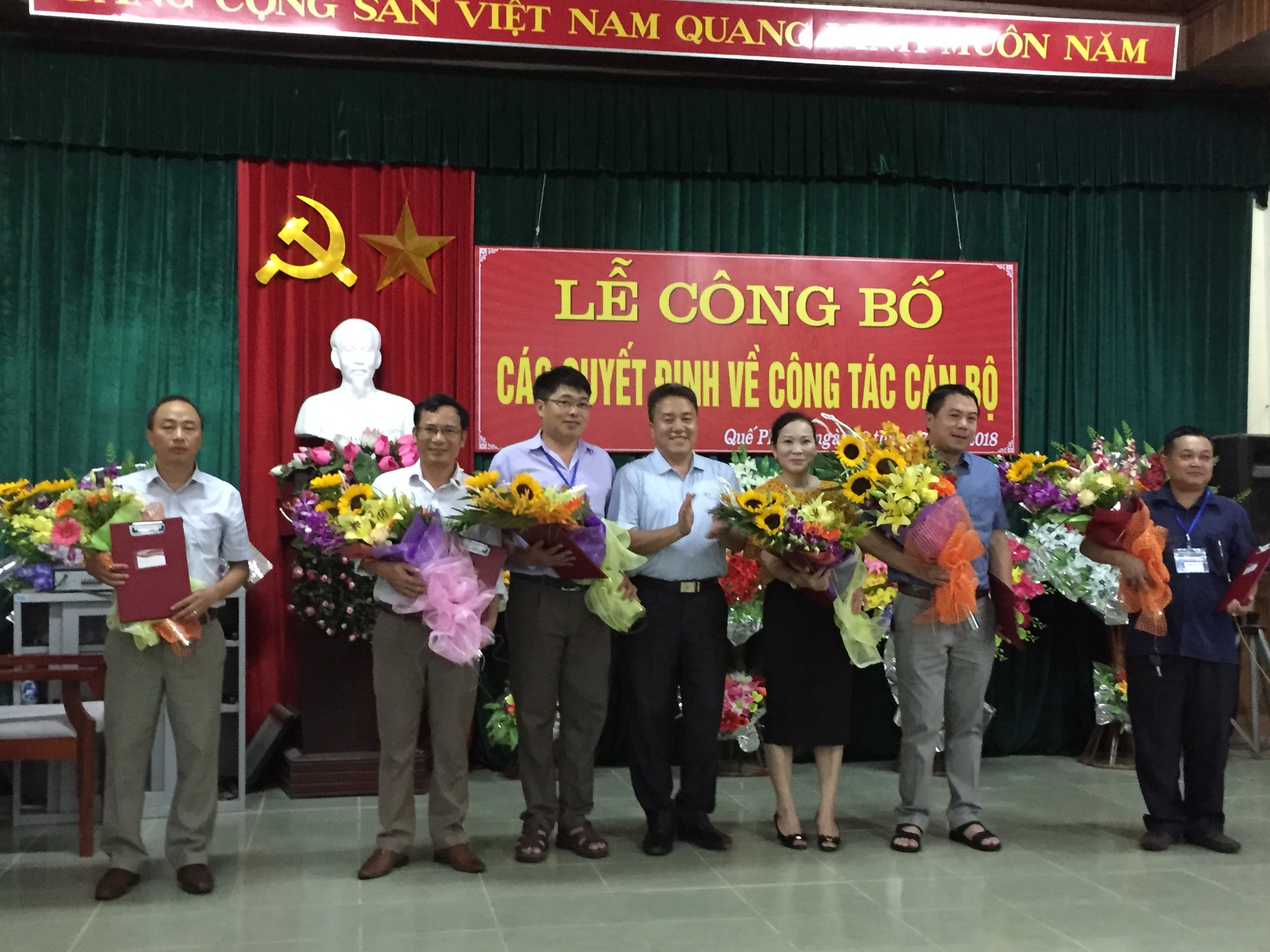 bna_lãnh đạo huyện Quế Phong tặng hoa